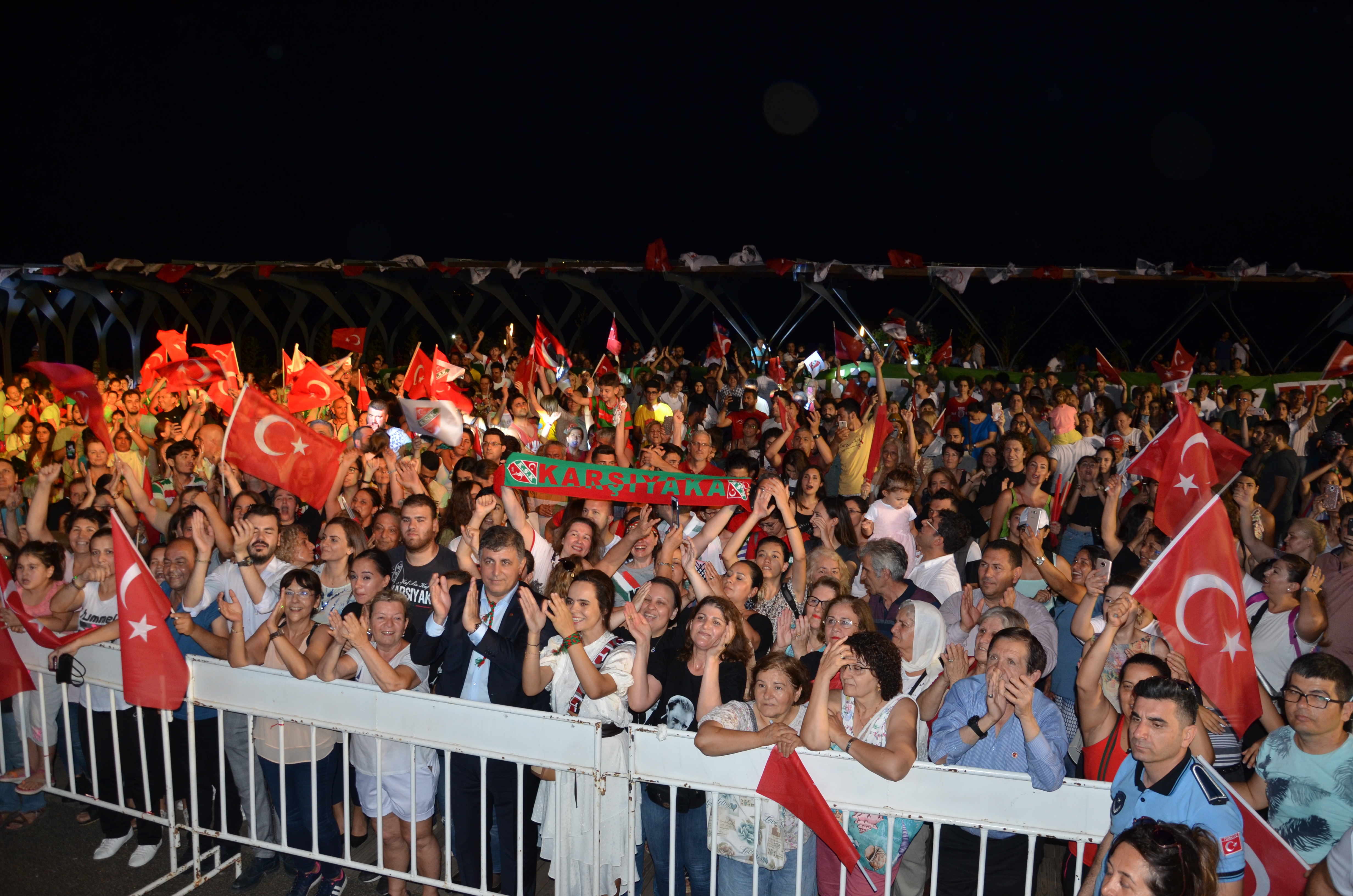 Karşıyaka'nın ay yıldız gururu gün boyu coşkuyla kutlandı