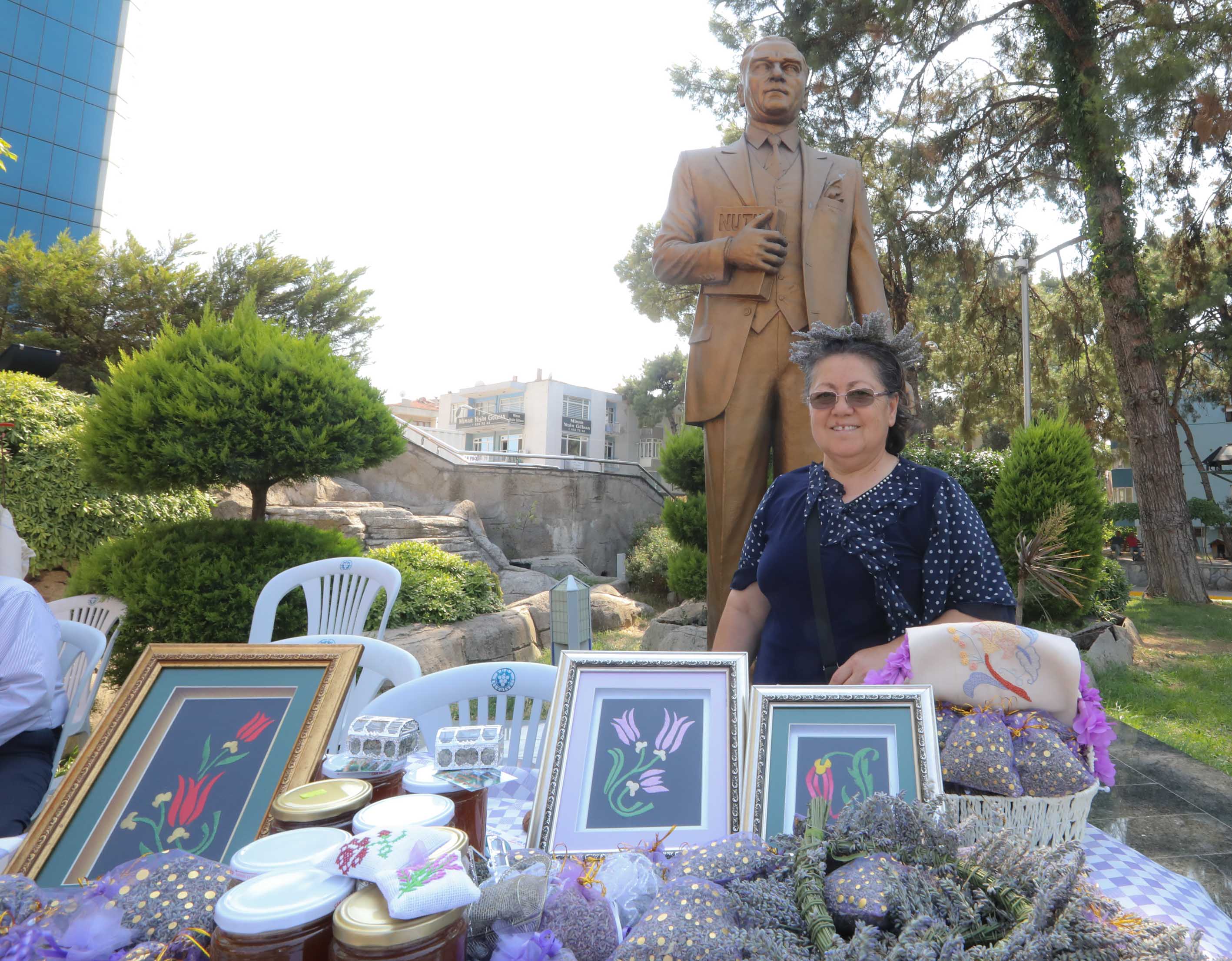Bucalı kadınlardan göz kamaştıran el emeği ürünler