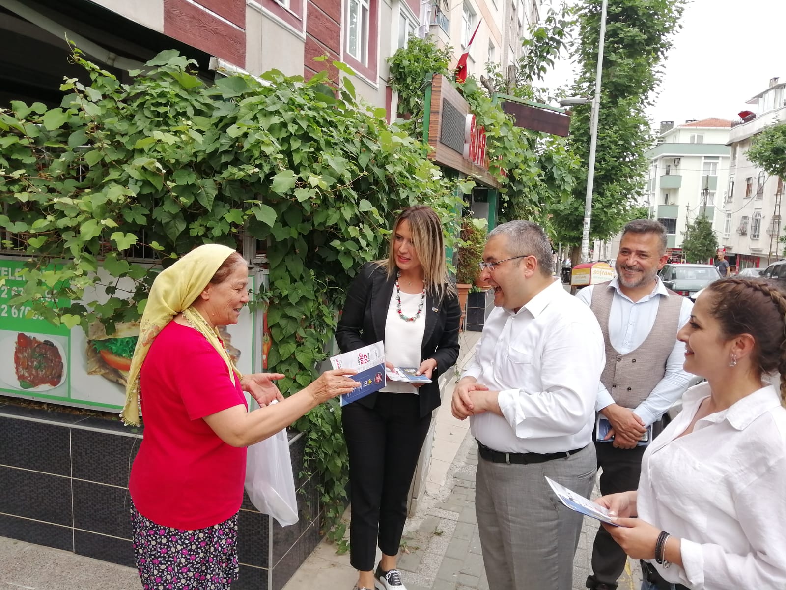 Ekrem İmamoğlu'na İYİ destek. İstanbul'u sokak sokak dolaşıyorlar