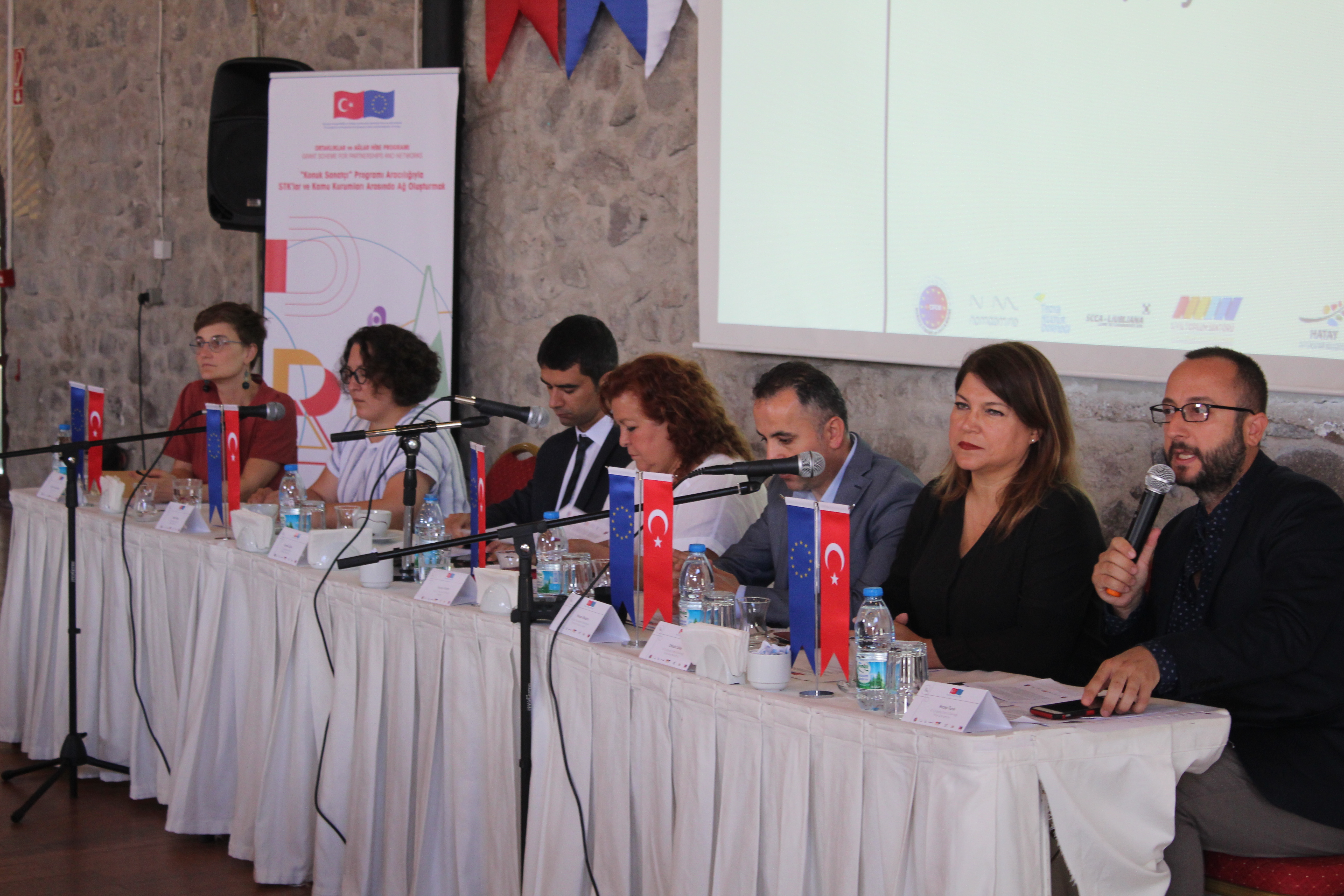 Konuk sanatçı programları aracılığıyla sosyal ağ oluşturan 