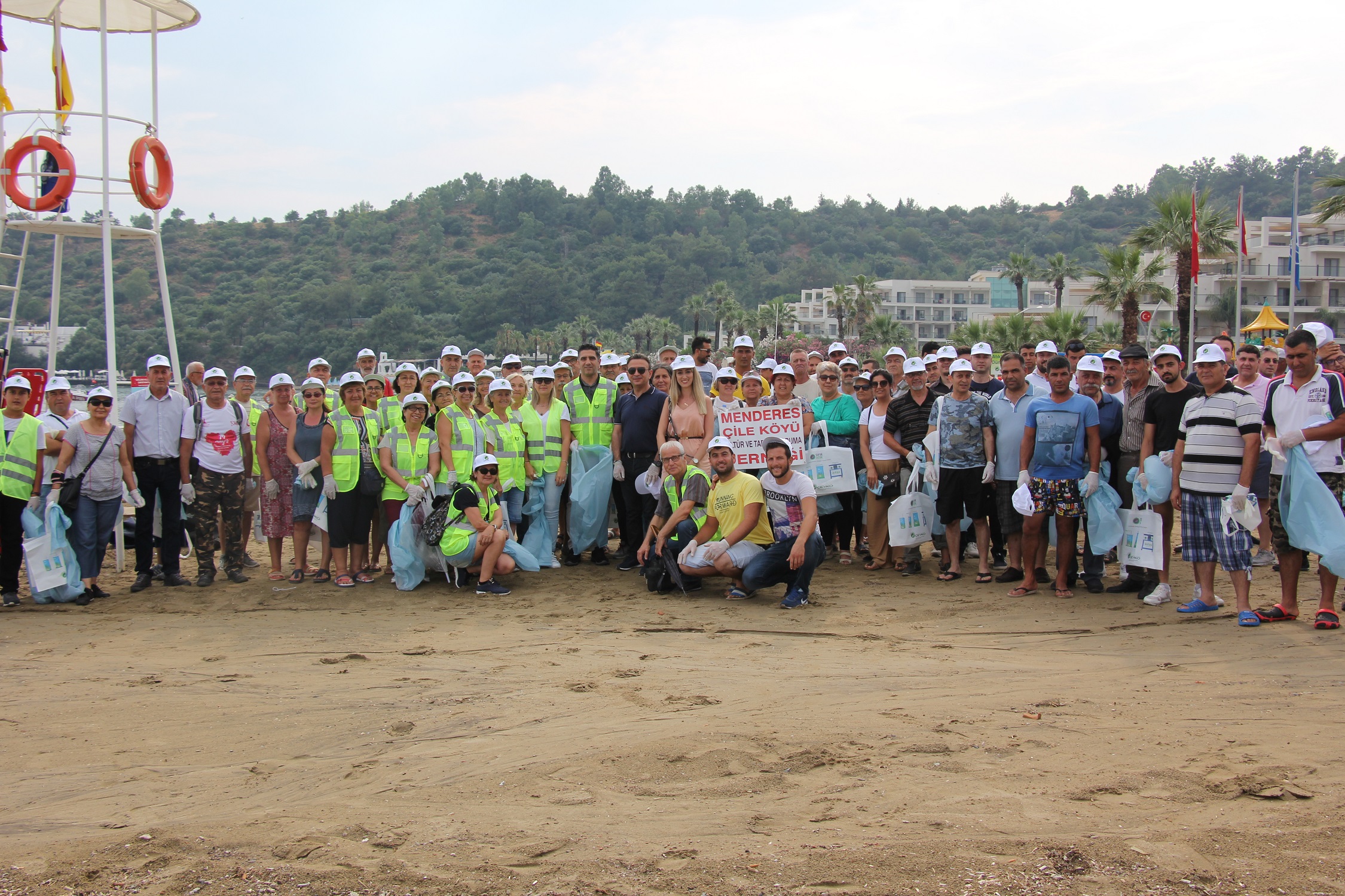 Menderes'te plaj temizliği
