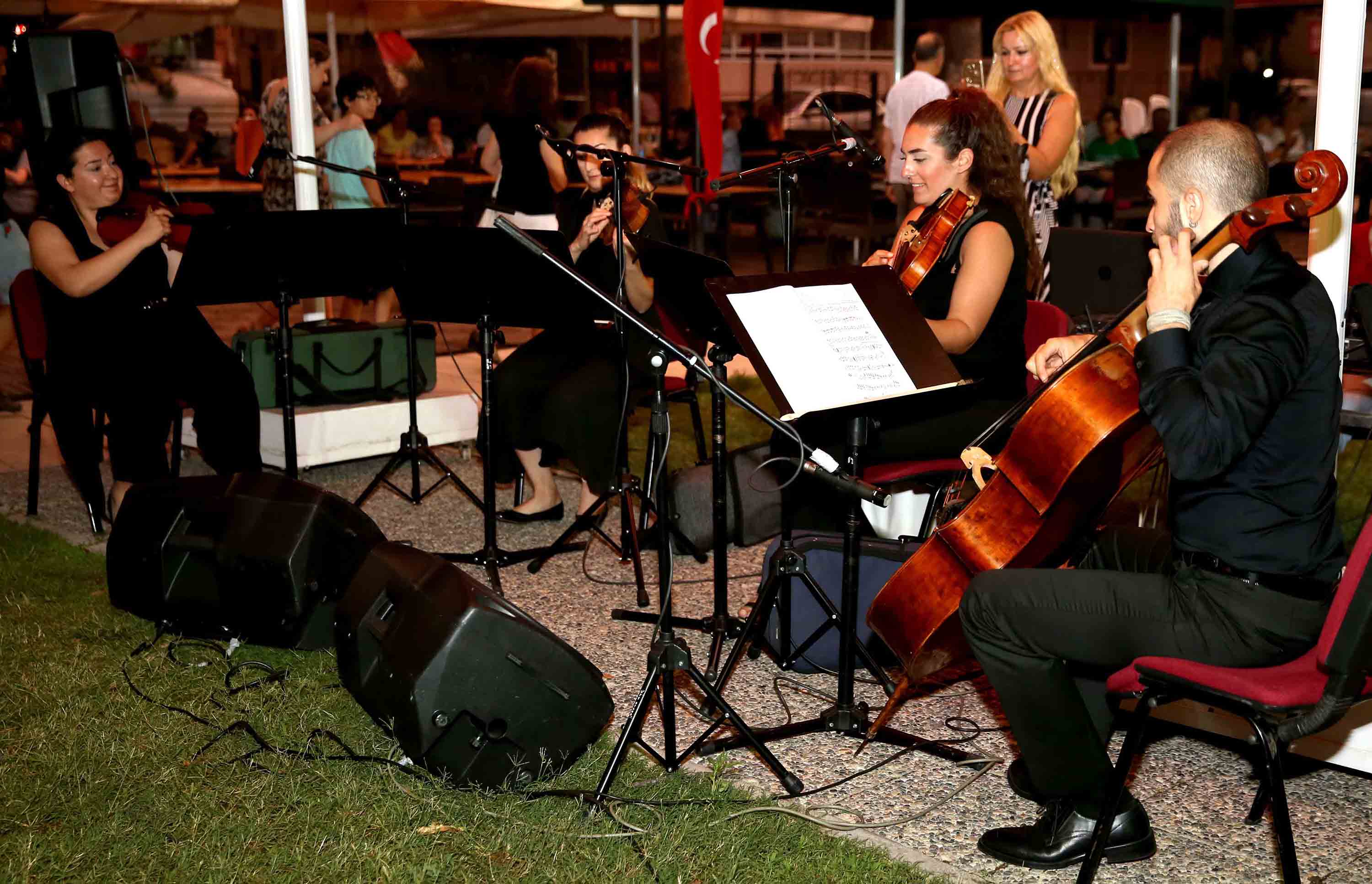Karşıyaka’da sanat ‘salondan sokağa’ taşındı