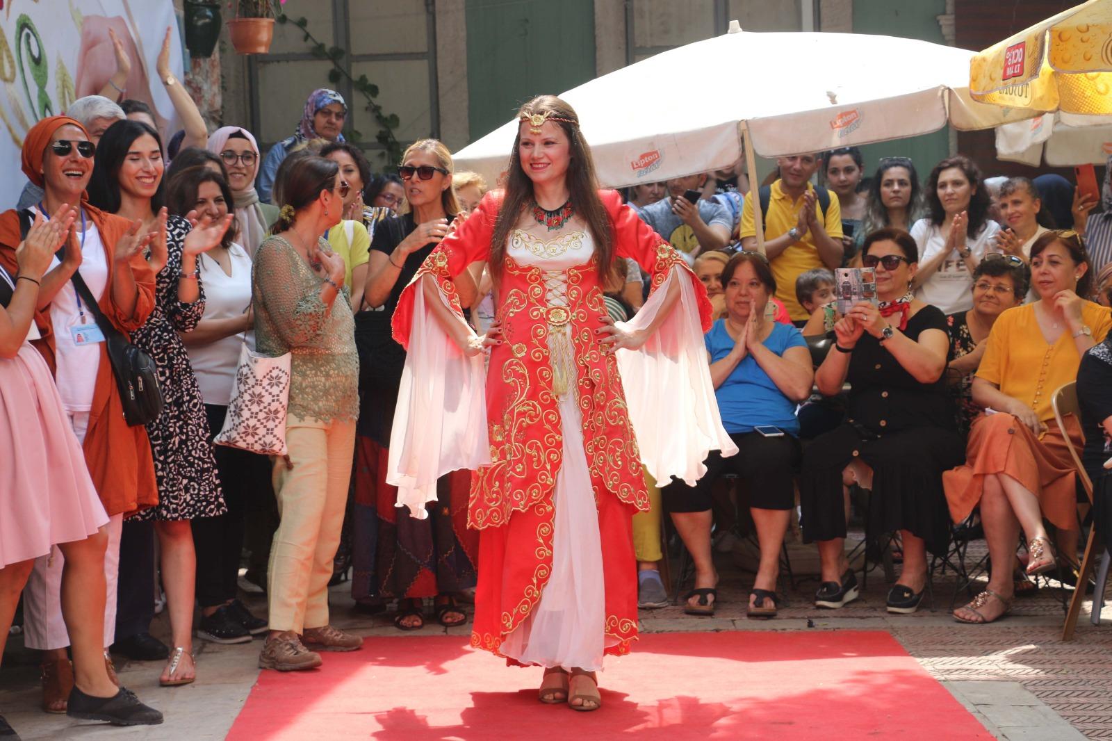 Konaklı kadın kursiyerlerden yıl sonu defilesi