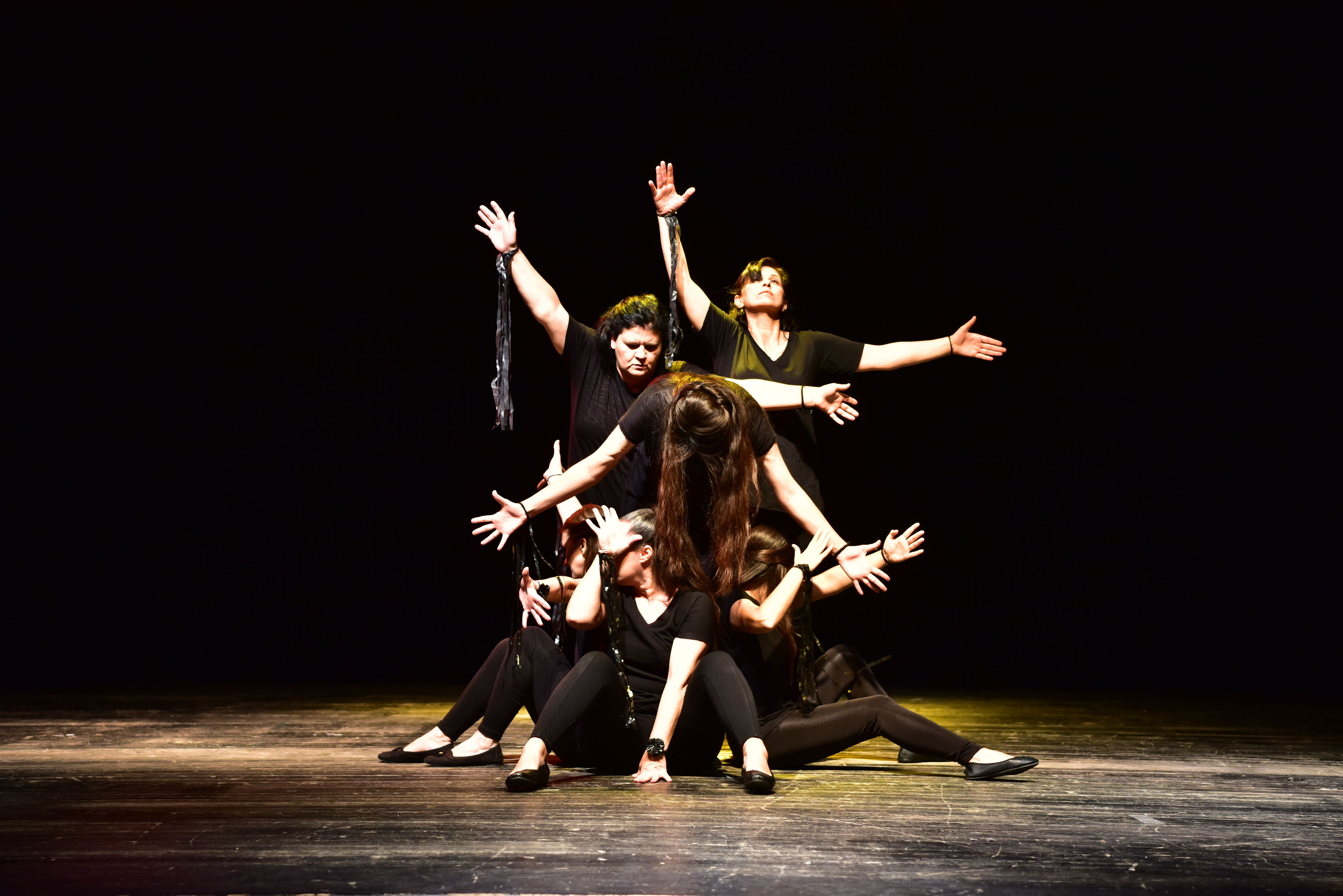 Bornova'da sahne kadınların