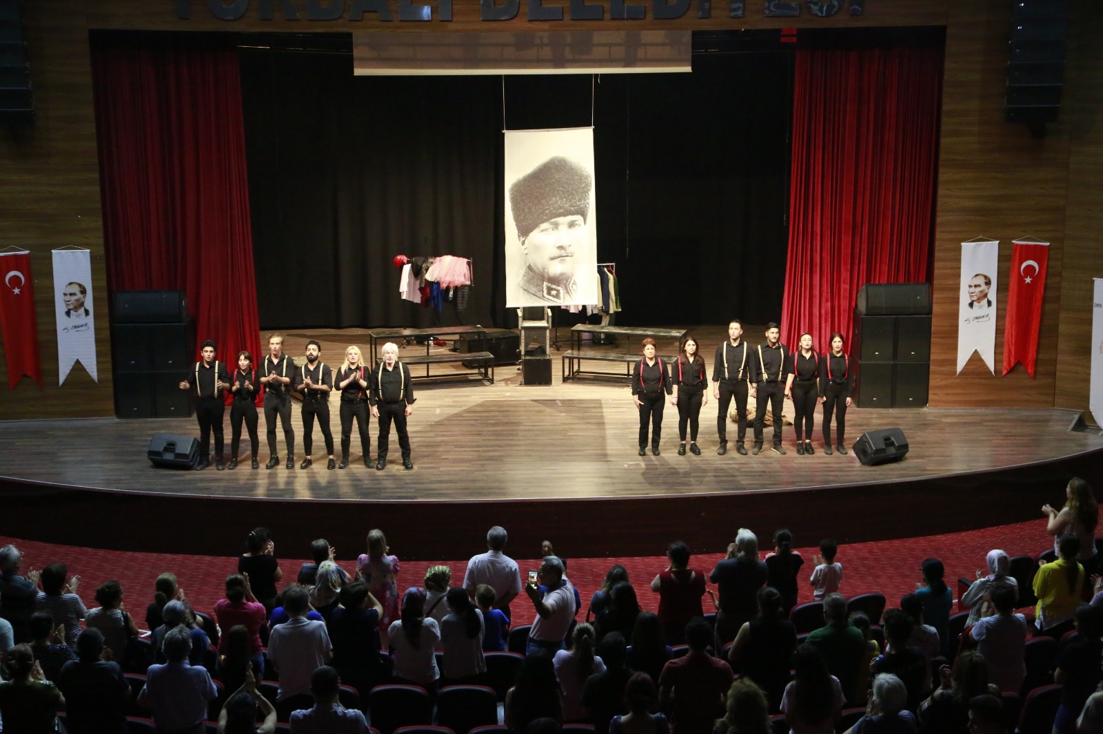 Torbalı halkı tiyatroyla eğlendi