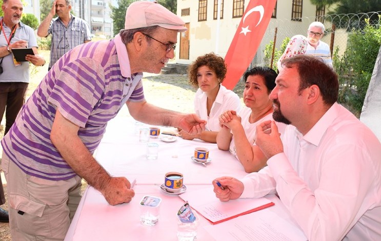 Başkan Gümrükçü mahalle mahalle halkın sorunlarını dinliyor