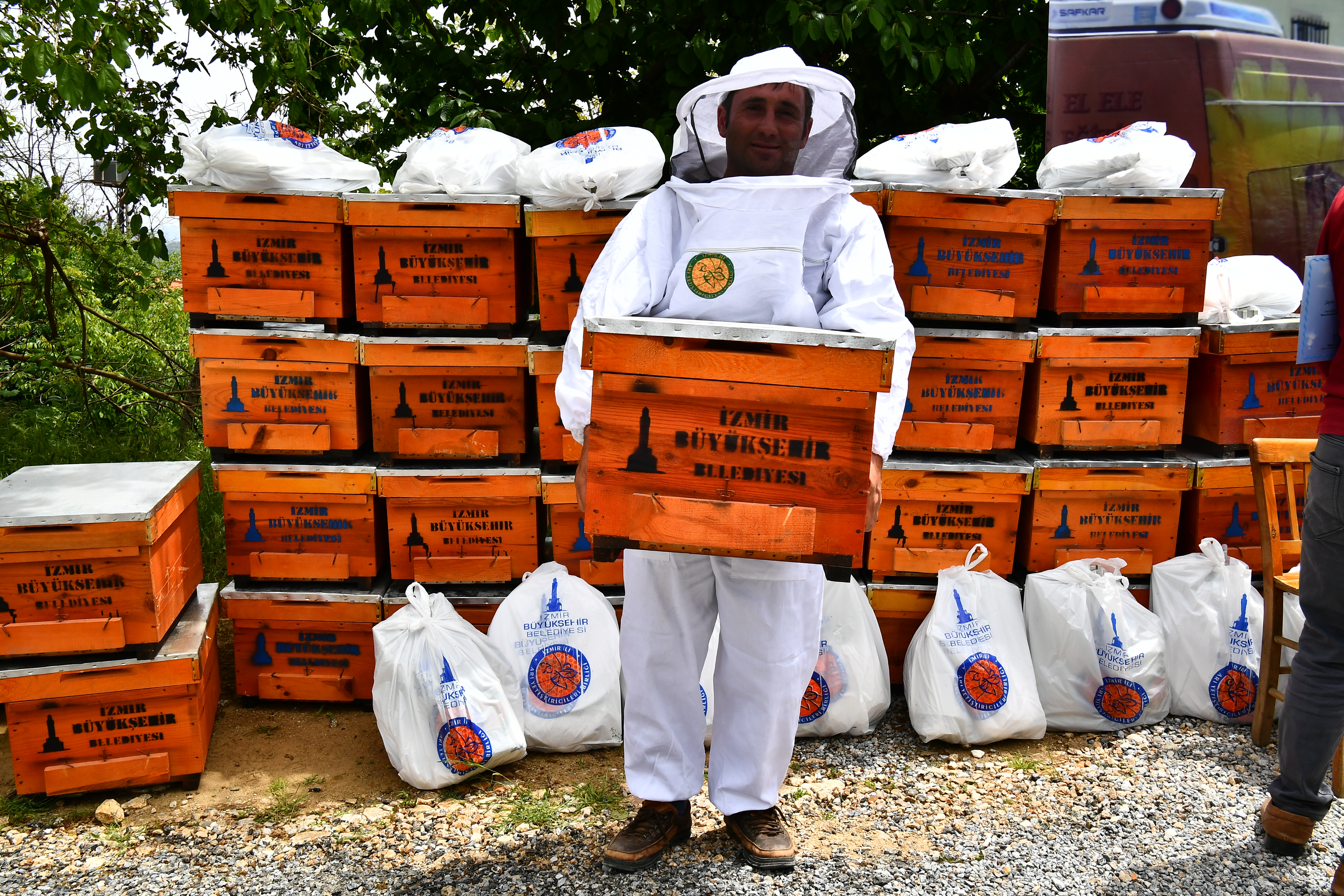 İzmir Büyükşehir'den kırsalda kalkınma hedefiyle arıcılık desteği