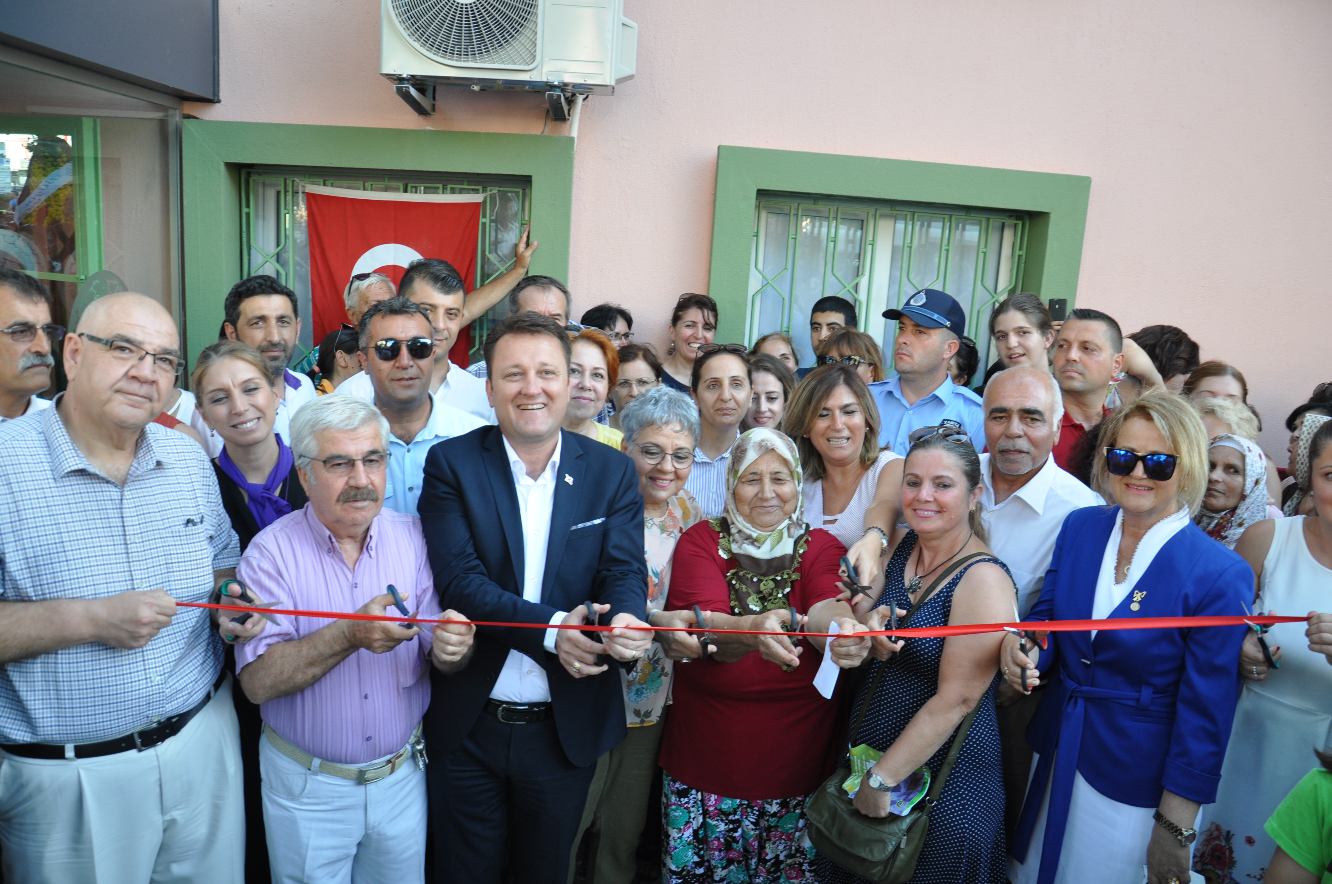 Menemen Belediyesi'nden kadın ve çocuklar için tesis.. Başkan Aksoy 