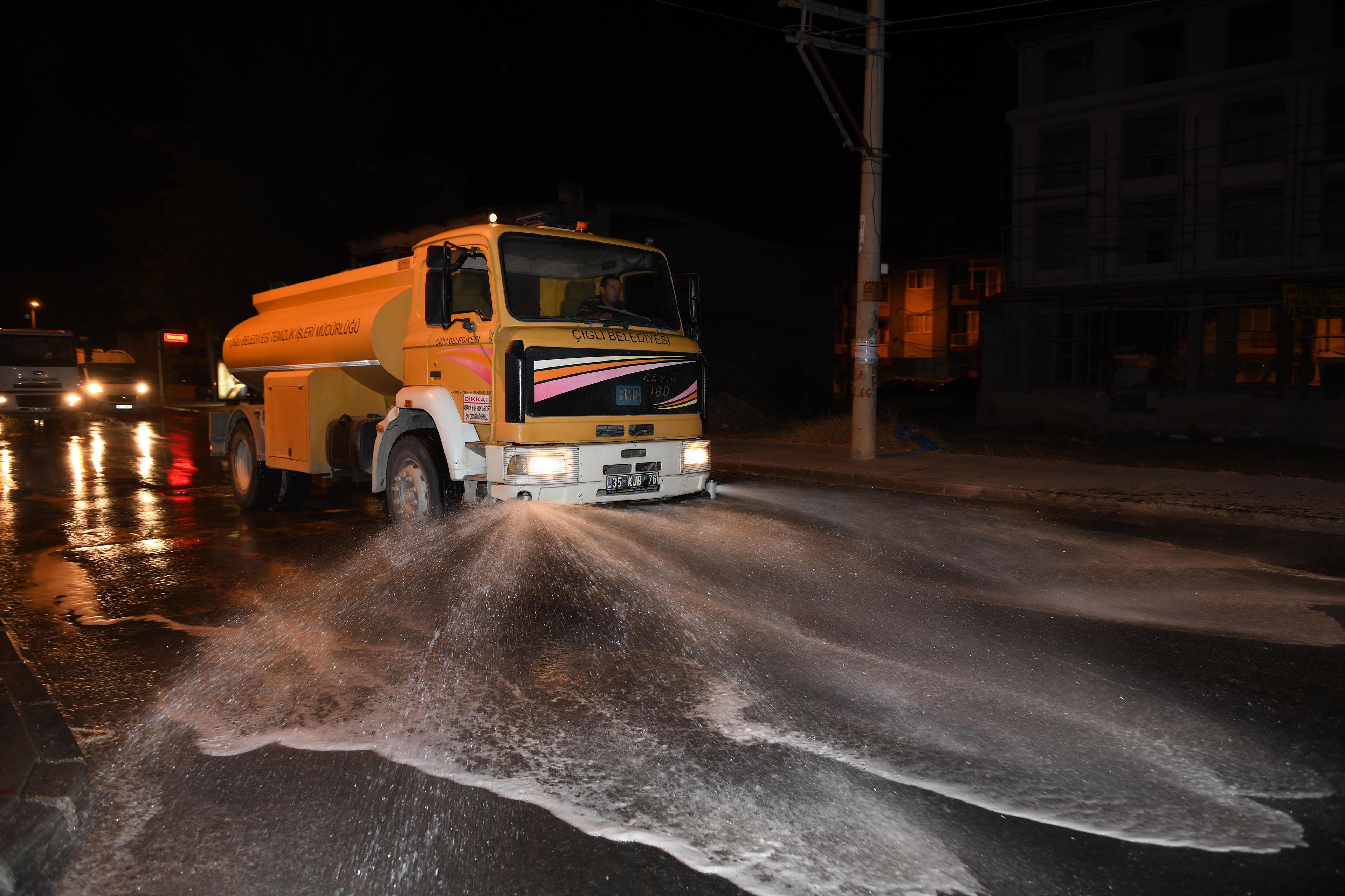 Çiğli Belediyesi'nden sağlıklı çevre için geniş çaplı temizlik çalışması