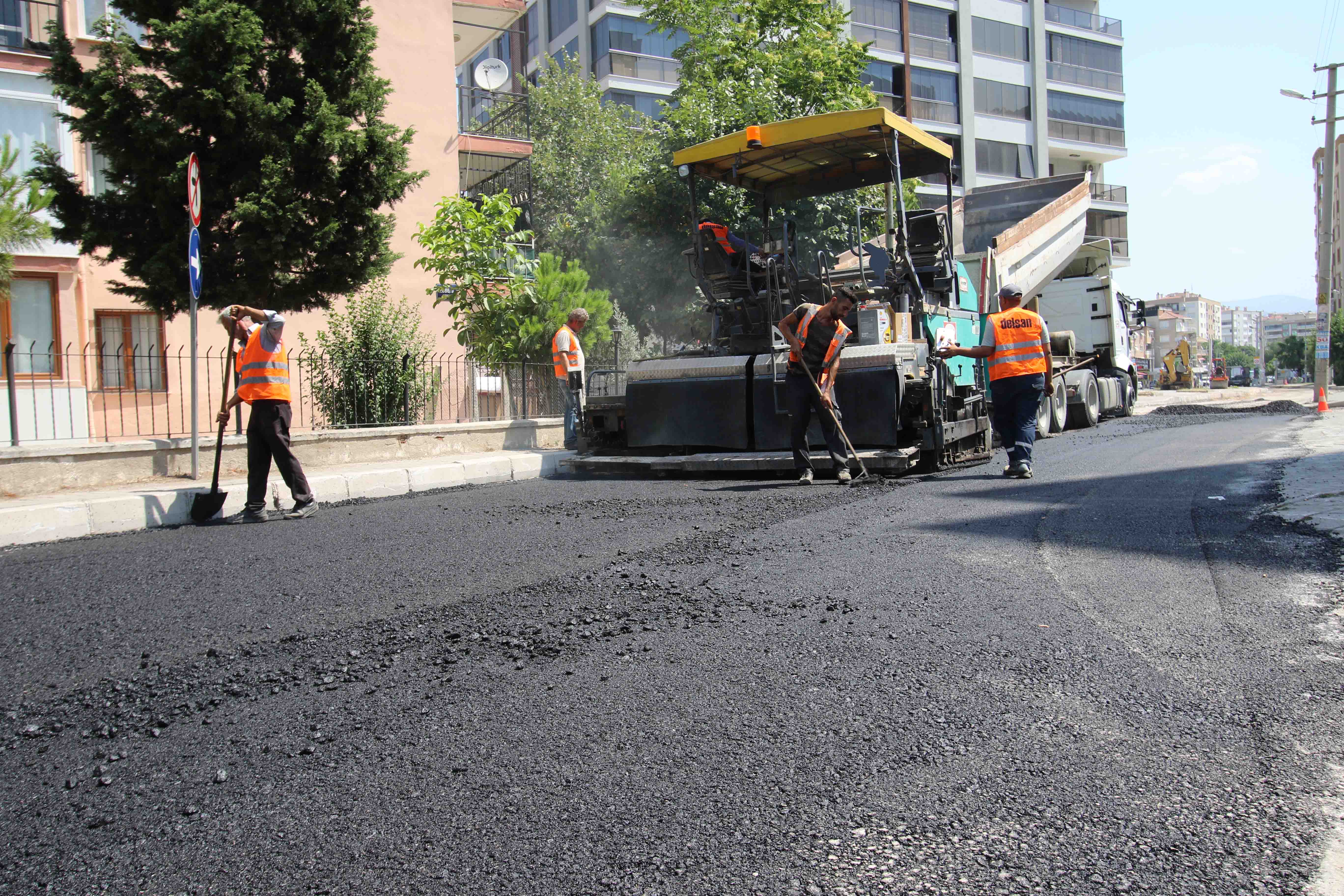Bayraklı'da bozuk yol kalmayacak...47 bin tonluk asfalt çalışması