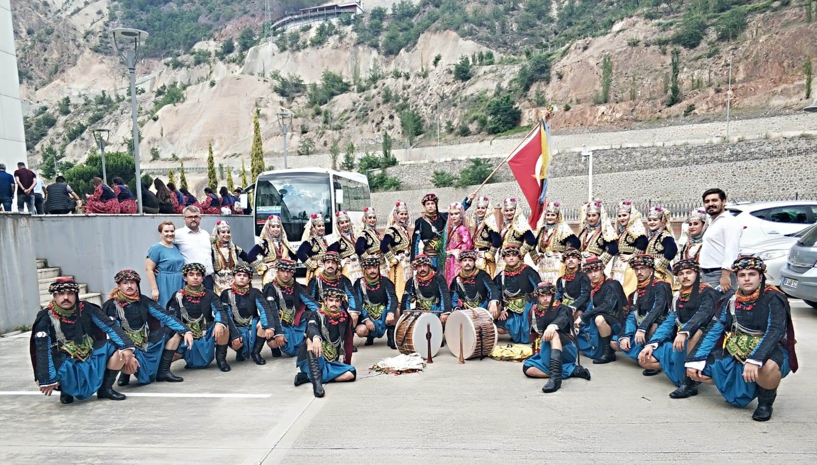 Bayraklı Belediyesi Halk Oyunları ekibi kupaya doymuyor