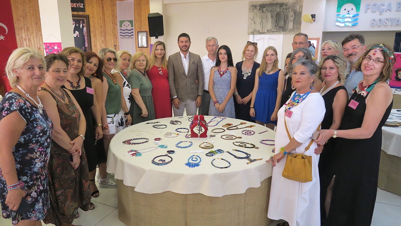 Foça Sahili'nin taşları takı oldu