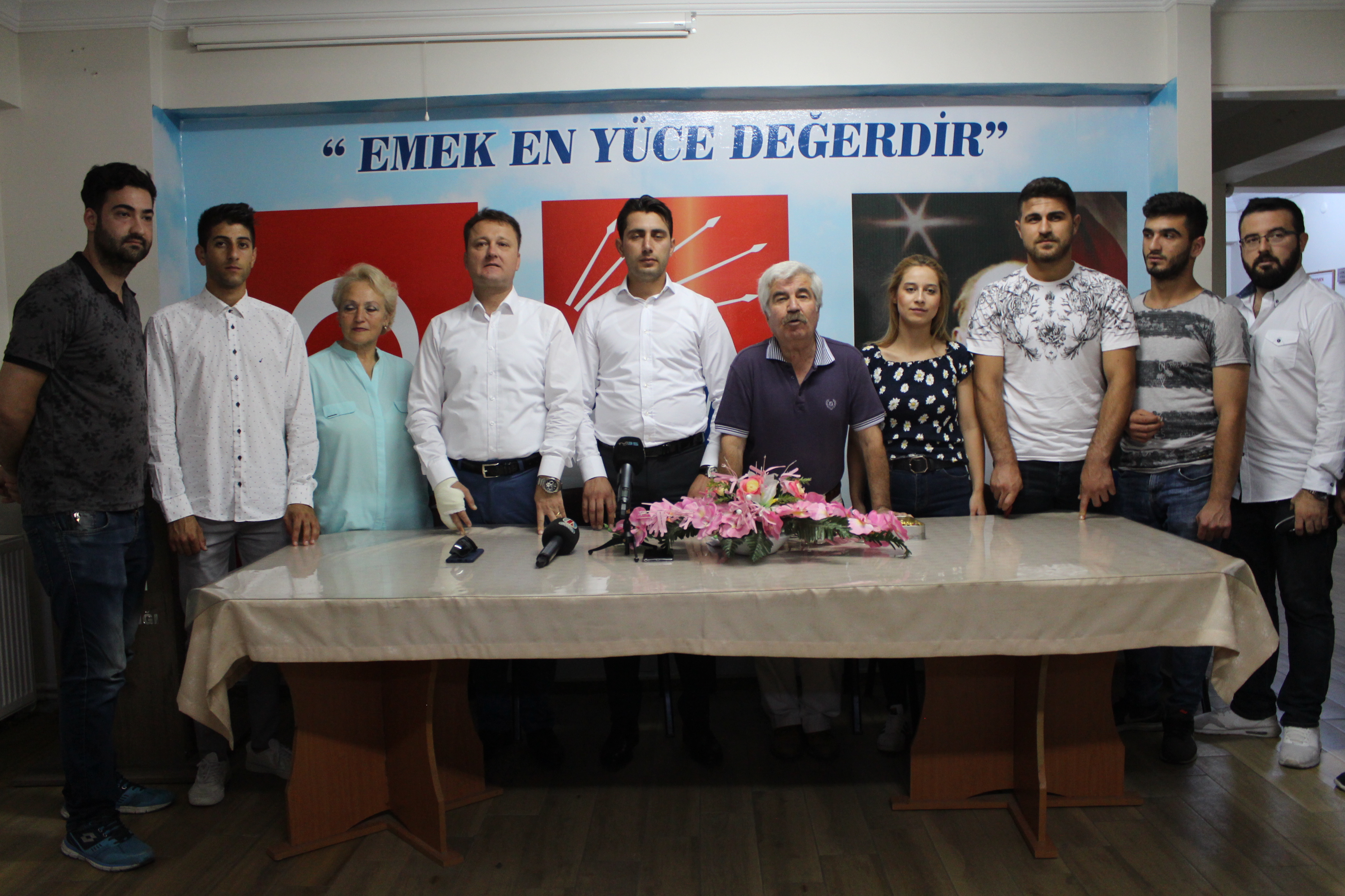 Menemen'de Ak Parti Gençlik Kolları'ndan CHP'ye toplu geçiş