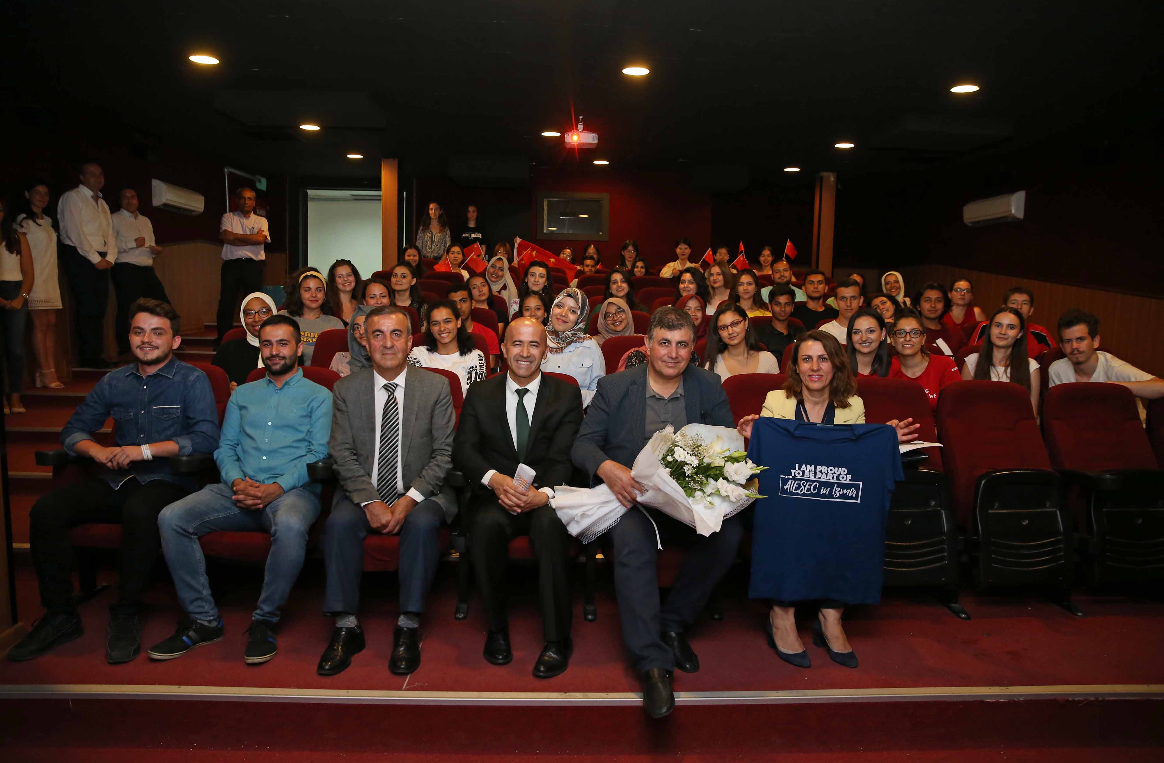 Başkan Tugay, dünya gençleriyle buluştu