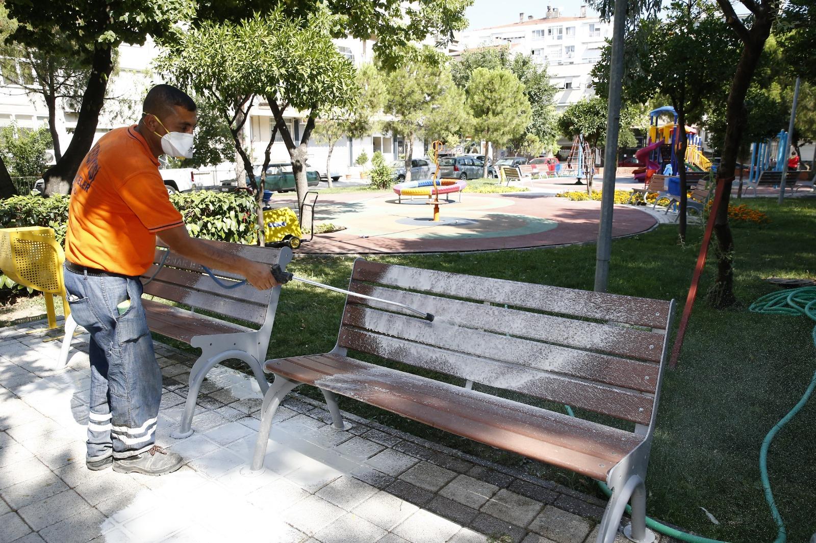 Konak Belediyesi'nden parklara hummalı temizlik çalışması
