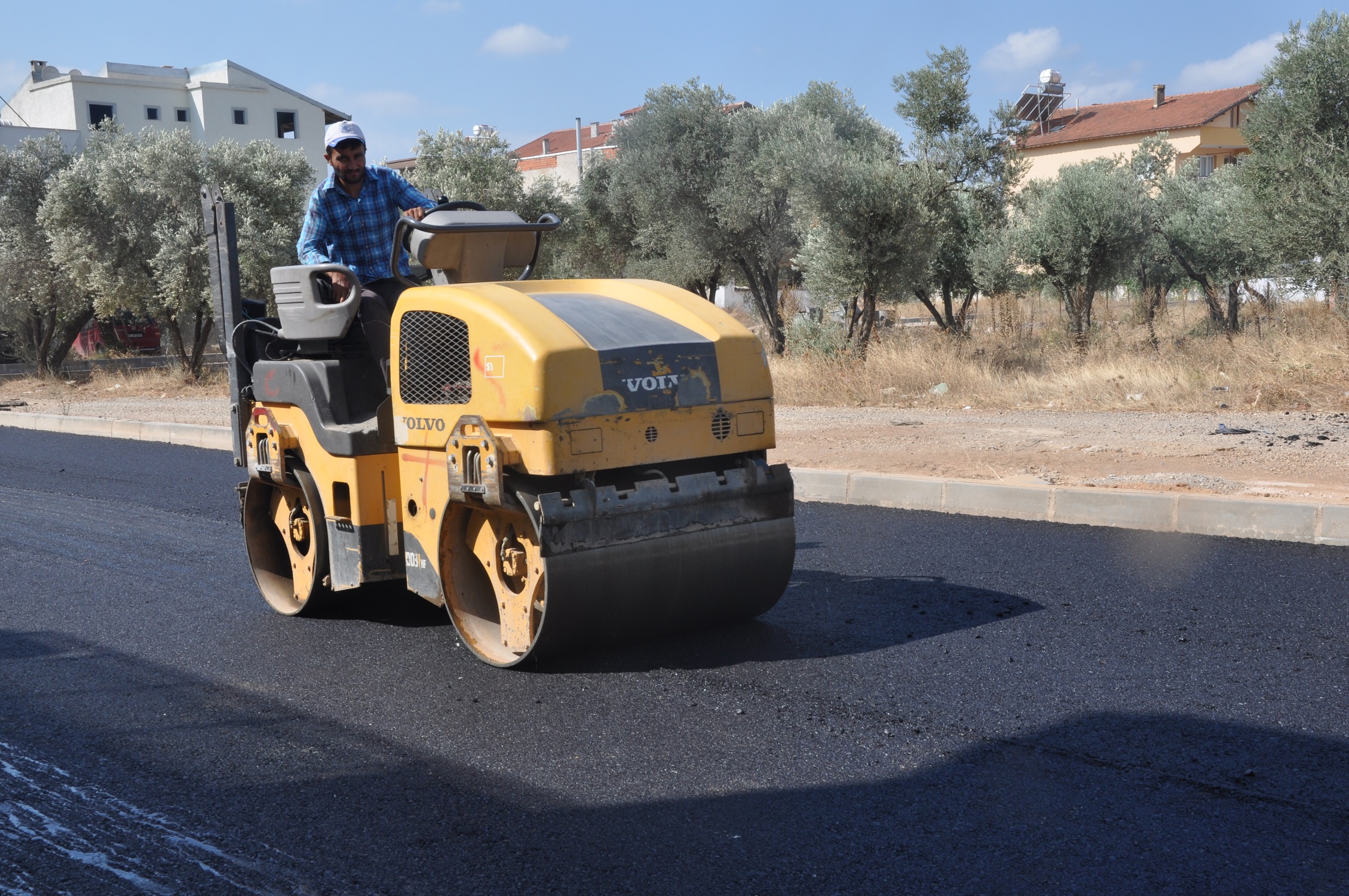 Menderes Belediyesi'nden bozuk yollara bakım