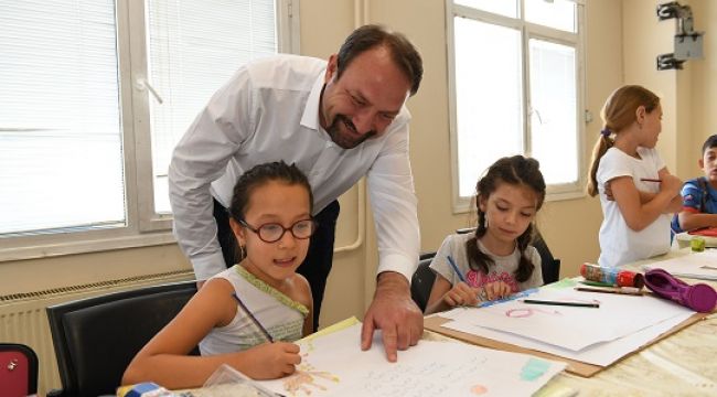 Başkan Gümrükçü'den minik kursiyerlere ziyaret