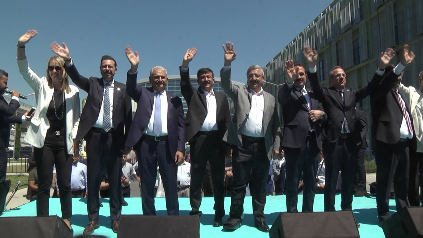 Binali Yıldırım'a havalimanında coşkulu karşılama... Yıldırım 