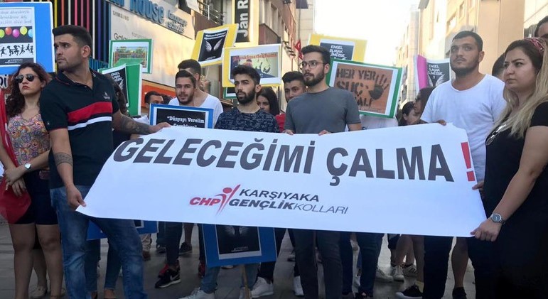 CHP Karşıyaka Gençlik Kolları'ndan 'Geleceğimizi çalma' pankartıyla çocuk istismarına tepki