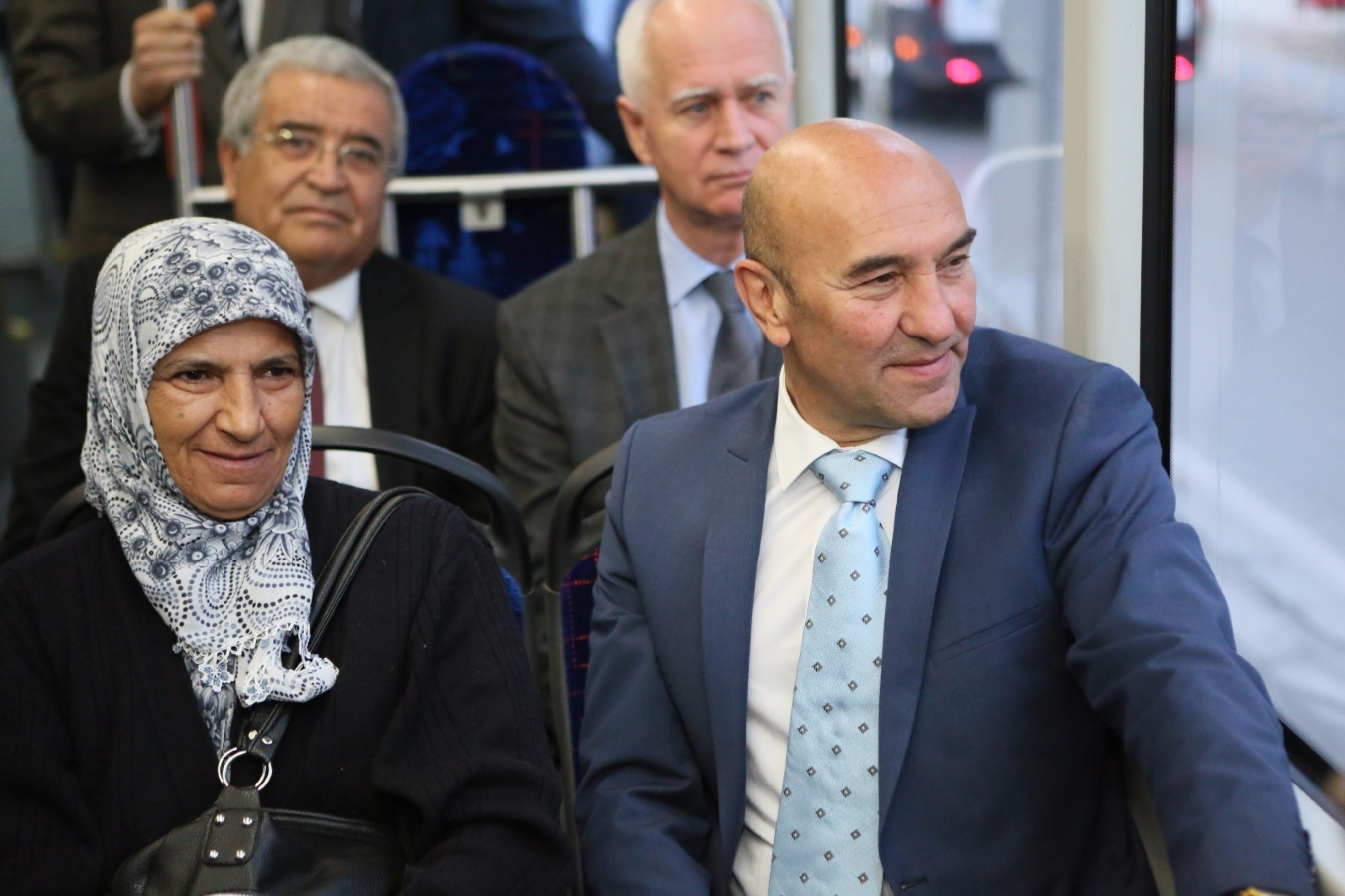 İzmir Büyükşehir'den toplu taşımada vatandaşları sevindiren 2 düzenleme