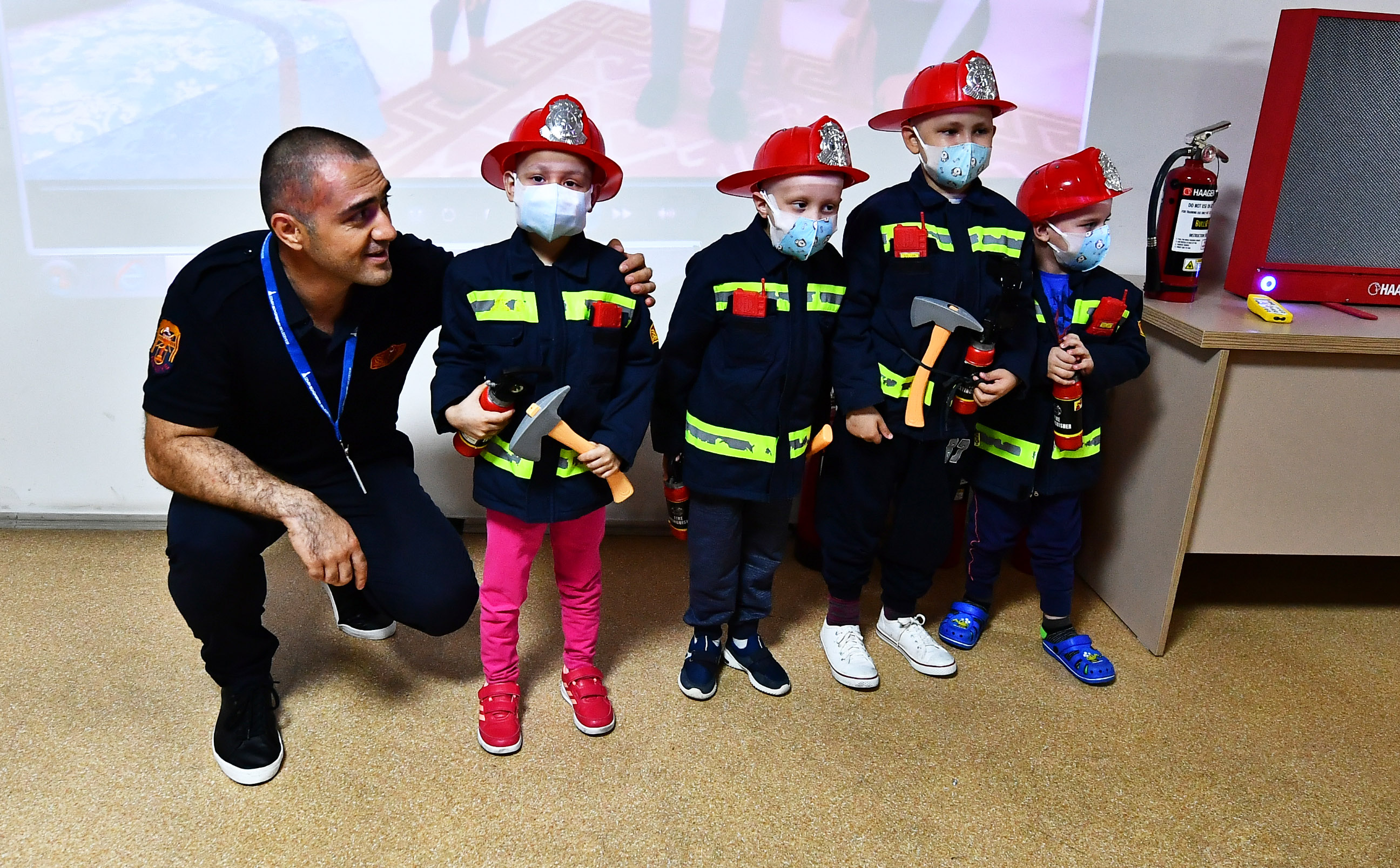 Hasta çocuklara İtfaiye sürprizi