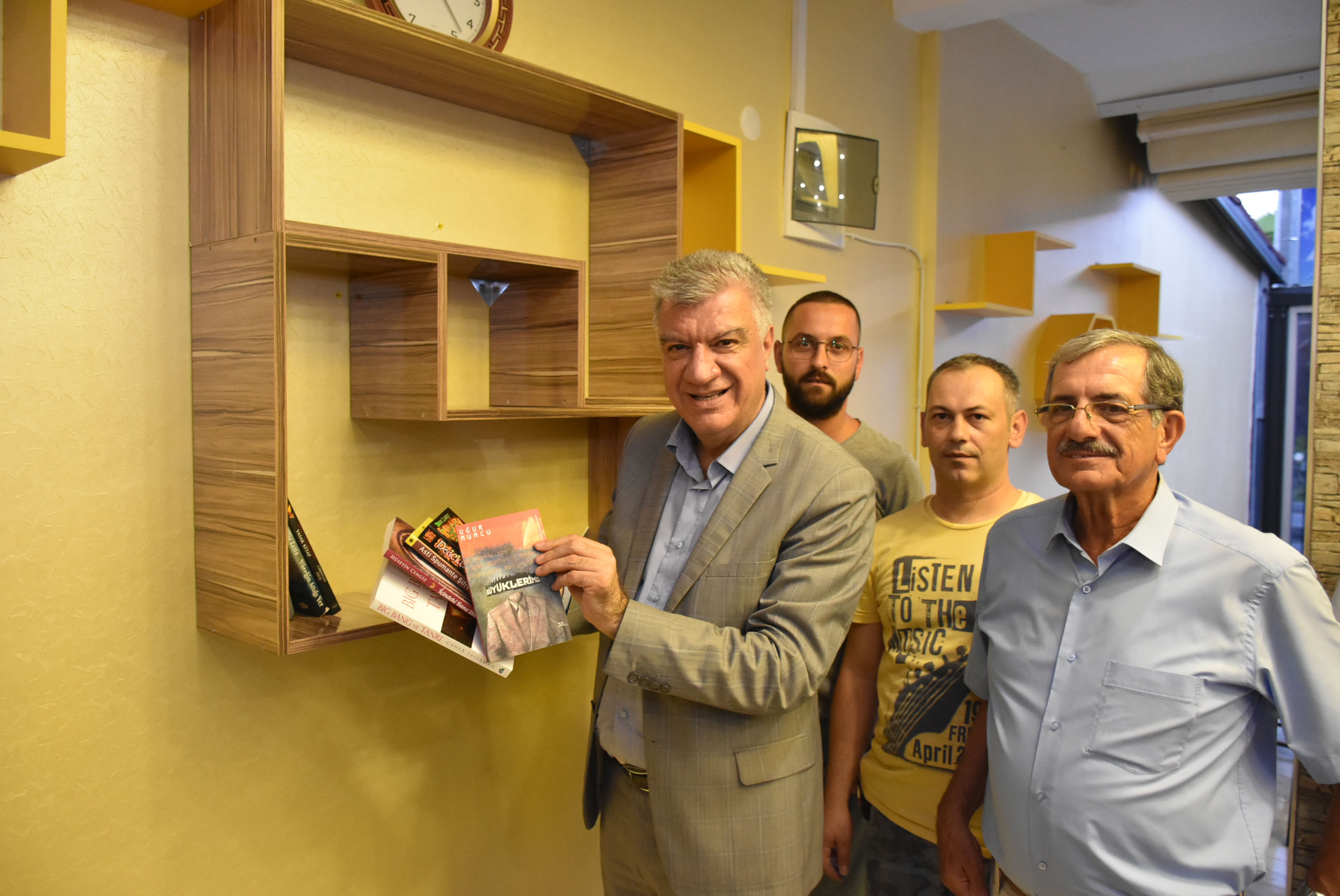 Başkan Engin'den kahvehanelere kitaplık