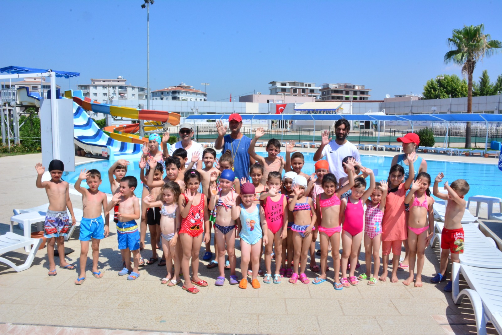 Torbalı Belediyesi'nin yüzme kurslarına yoğun ilgi
