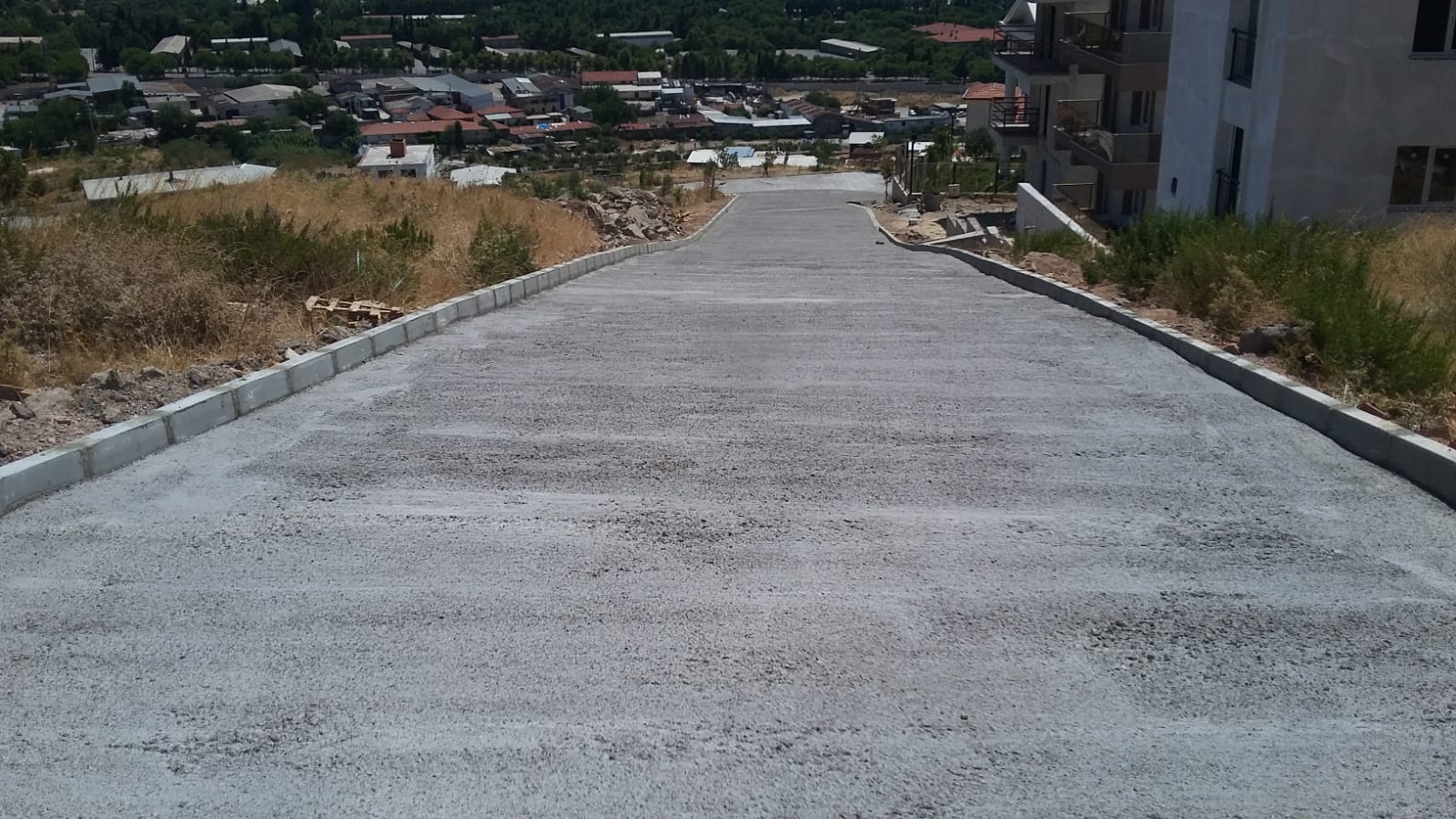 Bornova'da konforlu ulaşım için yollar yenilendi