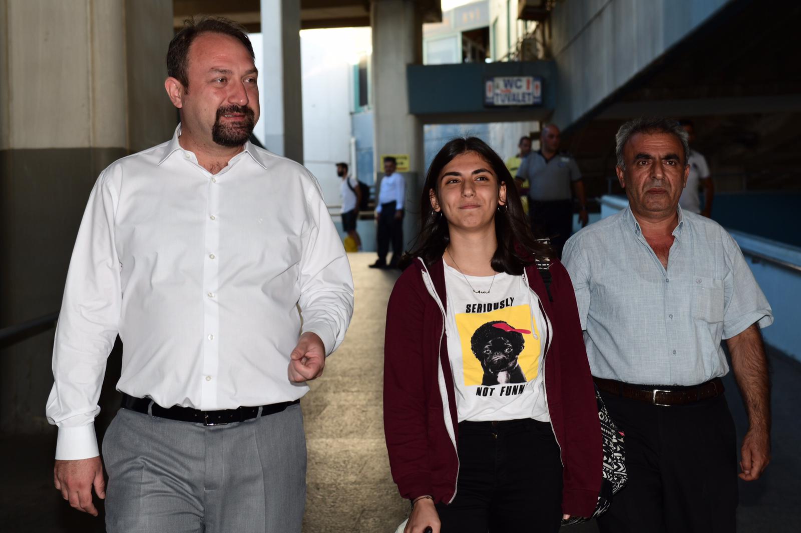 Başkan Gümrükçü İKÇÜ'yü kazanan öğrencileri otogarda karşıladı, makam aracıyla okula götürdü