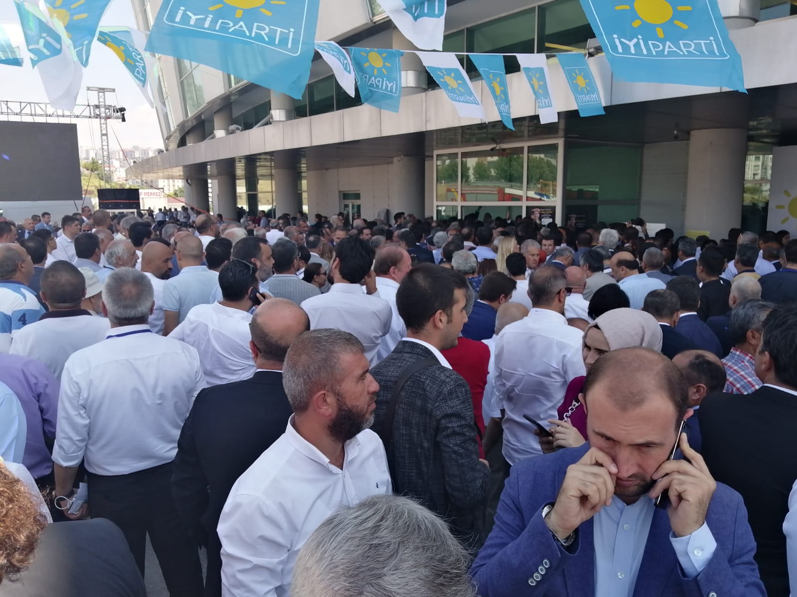 İYİ Parti kongresinde skandal!