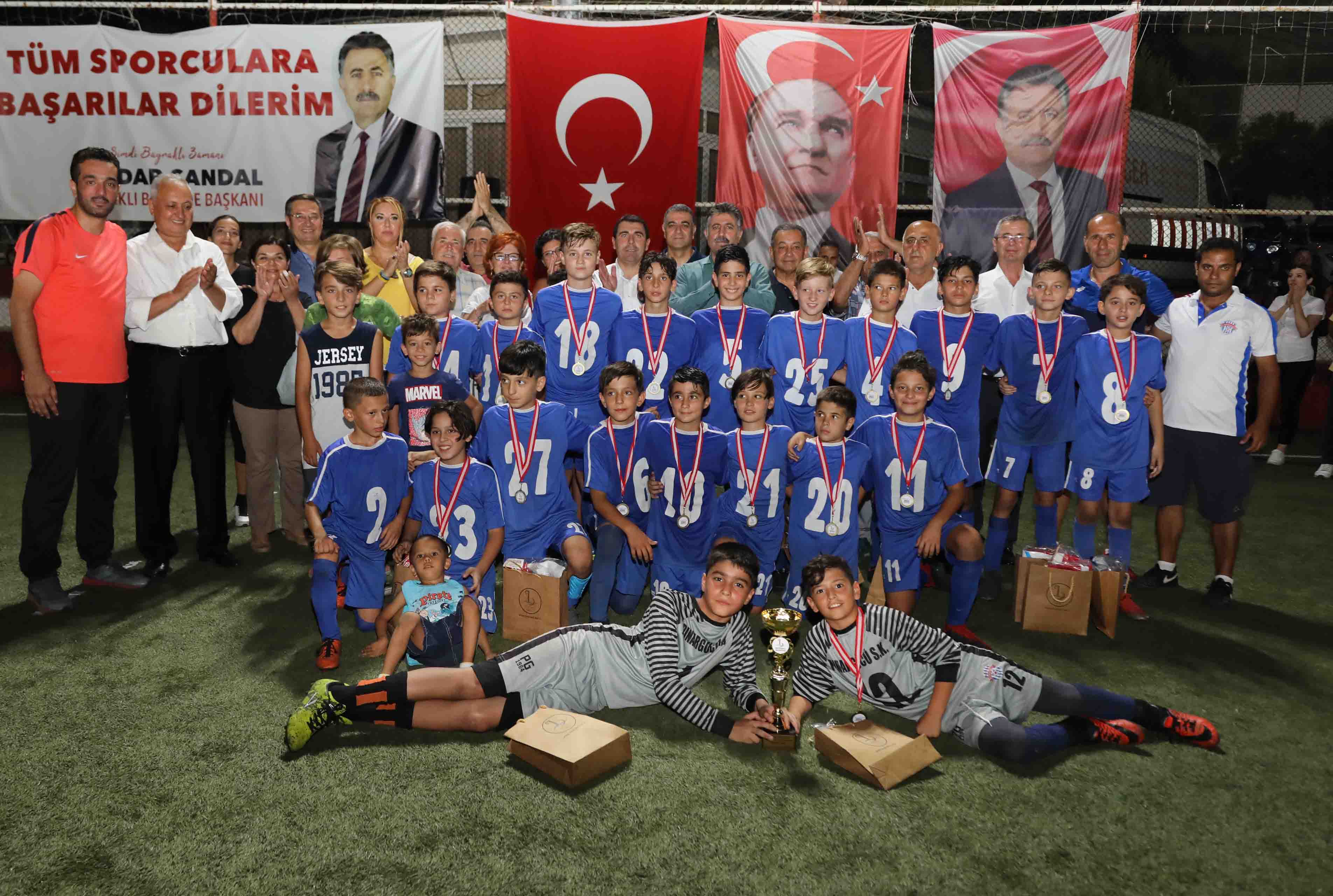 Bayraklı'da Gençlik Futbol Turnuvası'nda renkli görüntüler