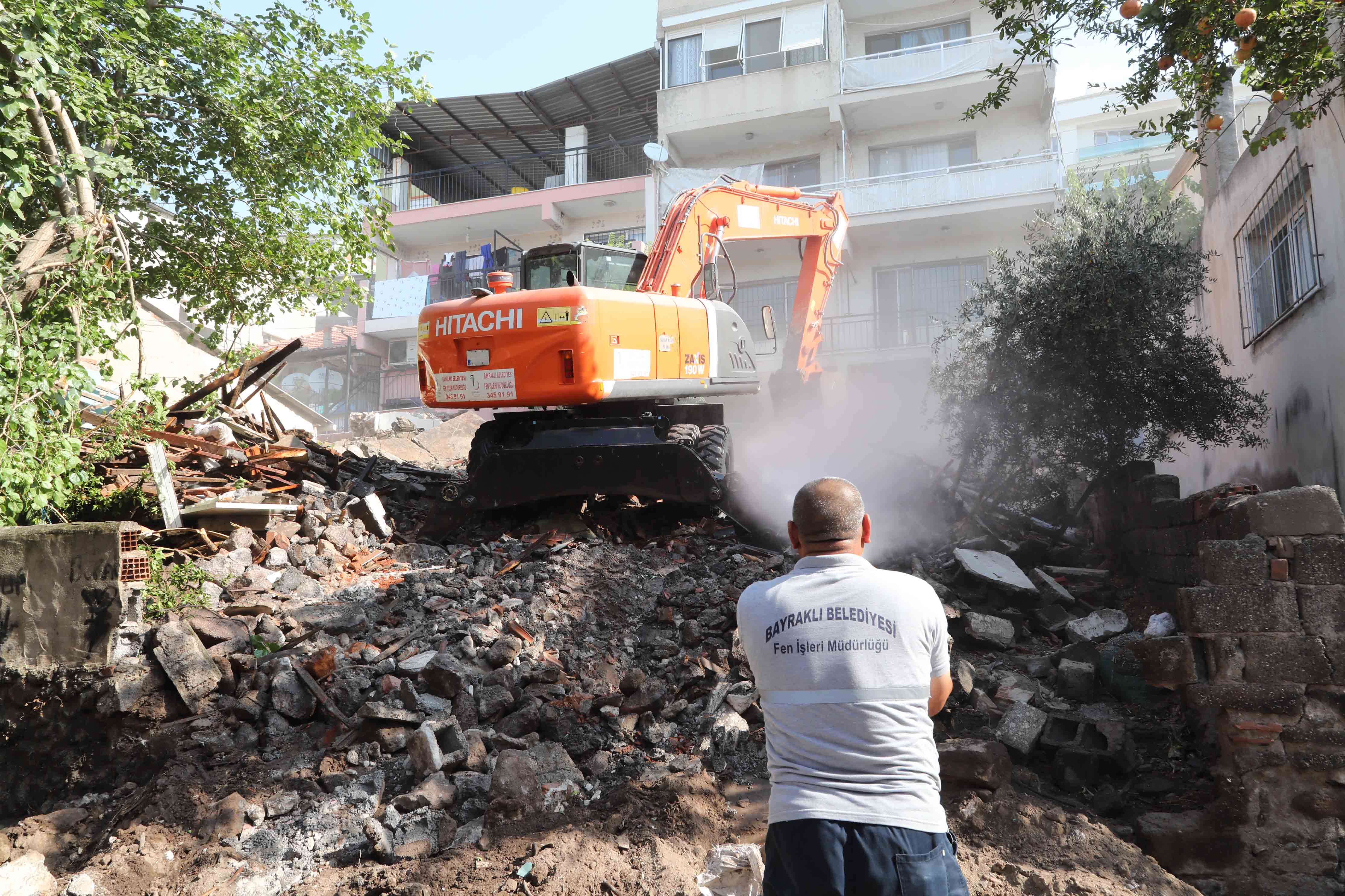 Bayraklı Belediyesi tehlike oluşturan metruk binaları yıkıyor