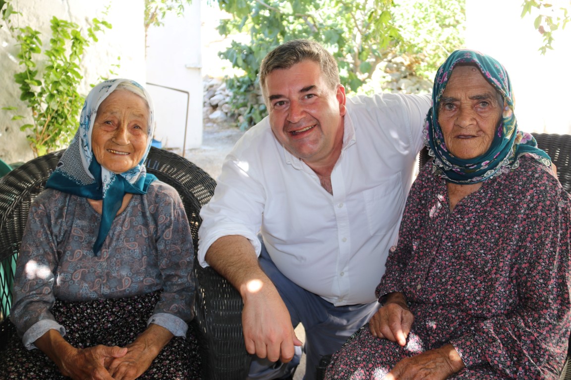 Başkan Oran'dan Çeşme'nin köylerinde bayram mesaisi