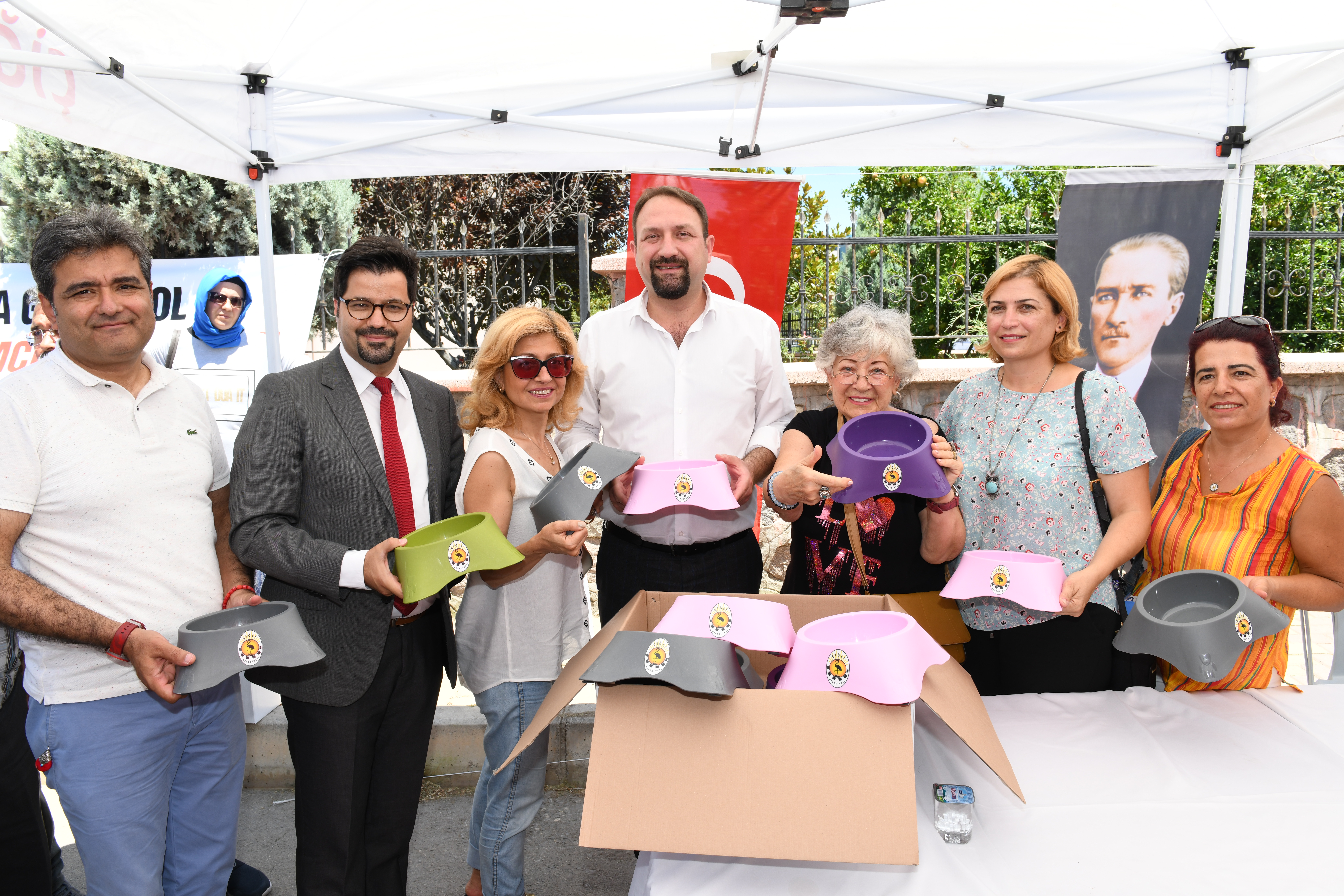 Sıcak yaz aylarında can dostlarının su kapları Çiğli Belediyesi'nden