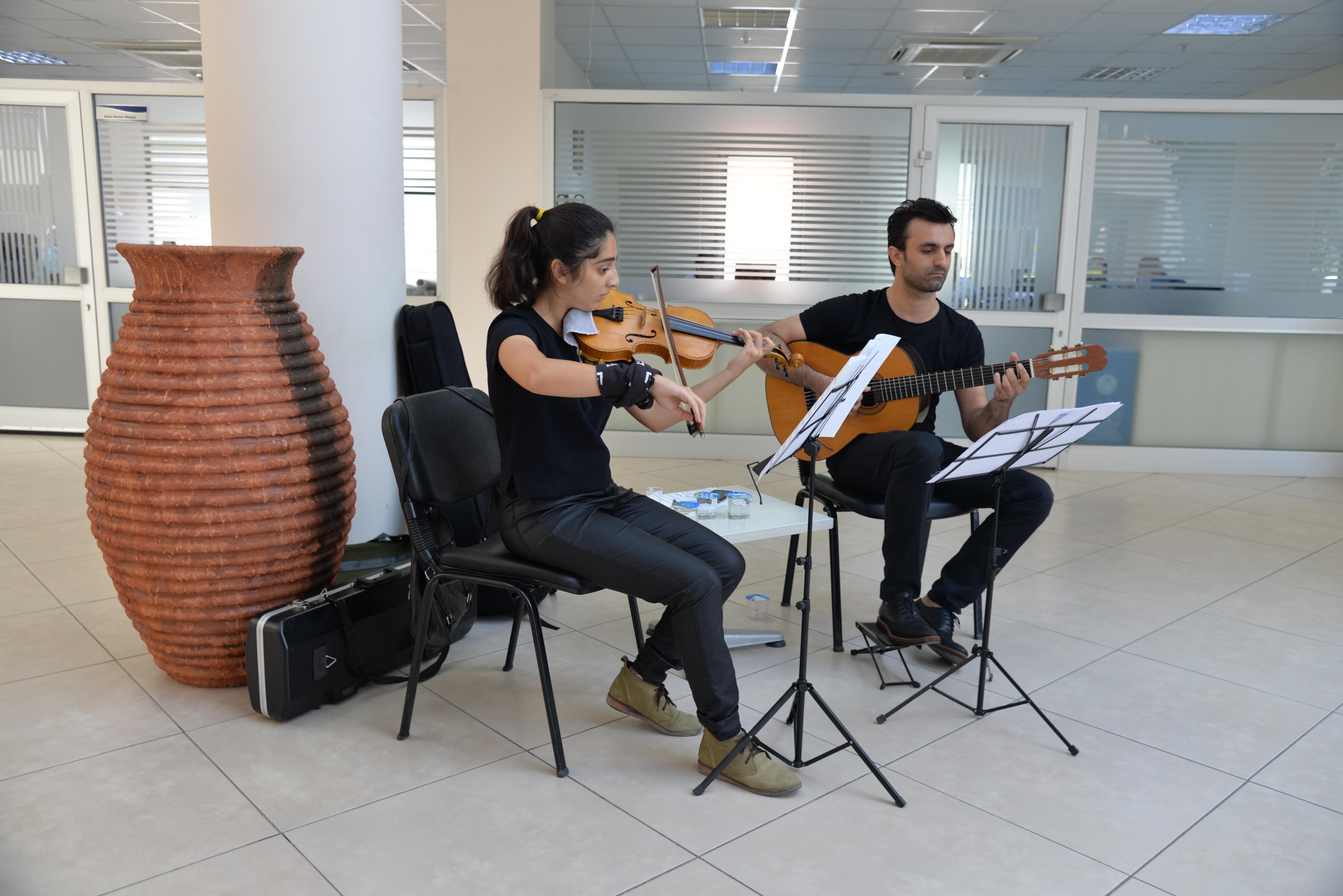 Menemen Belediyesi’nde çalışanlara müzik terapisi