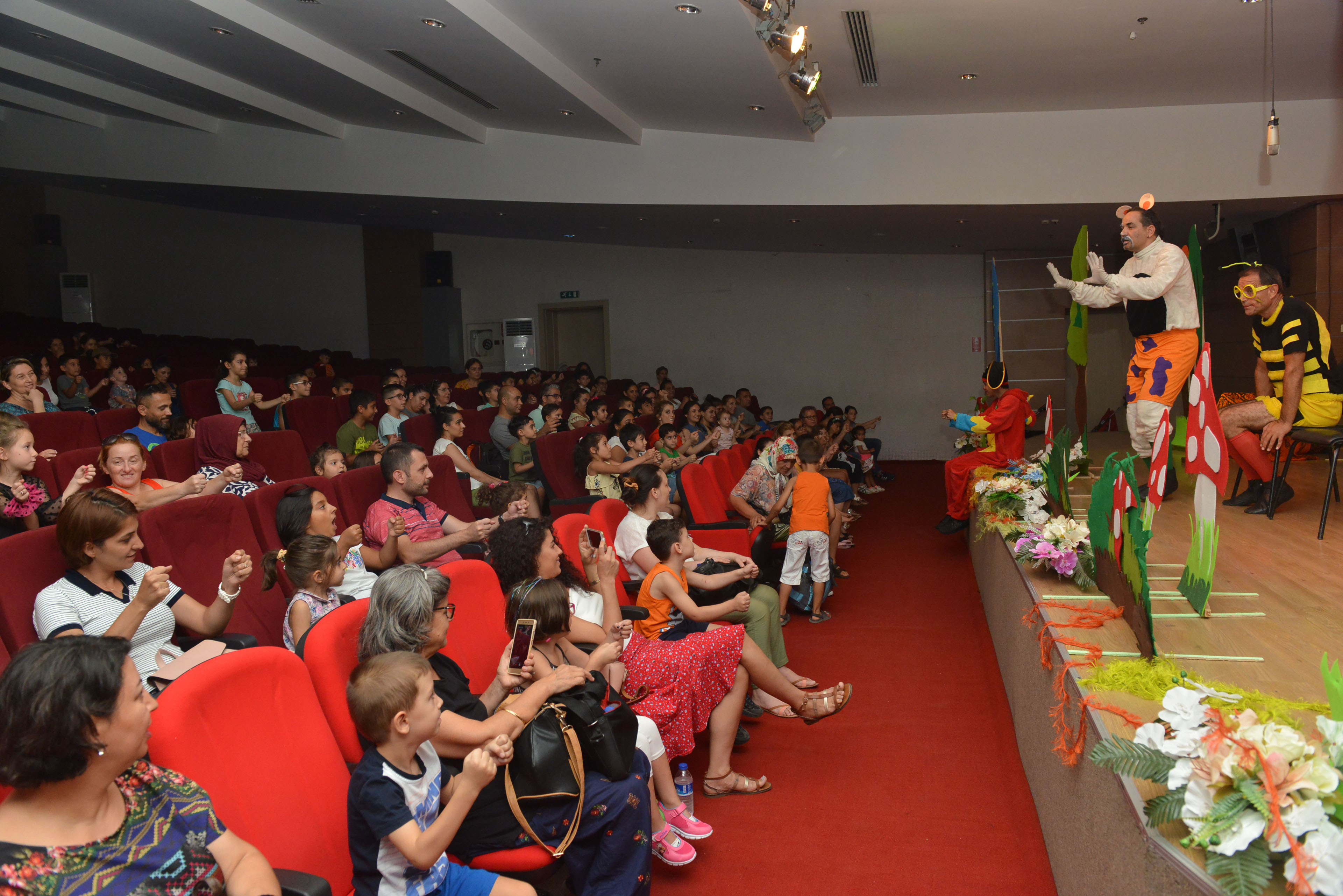 Çiğli'de çocukların tiyatro eğlencesi