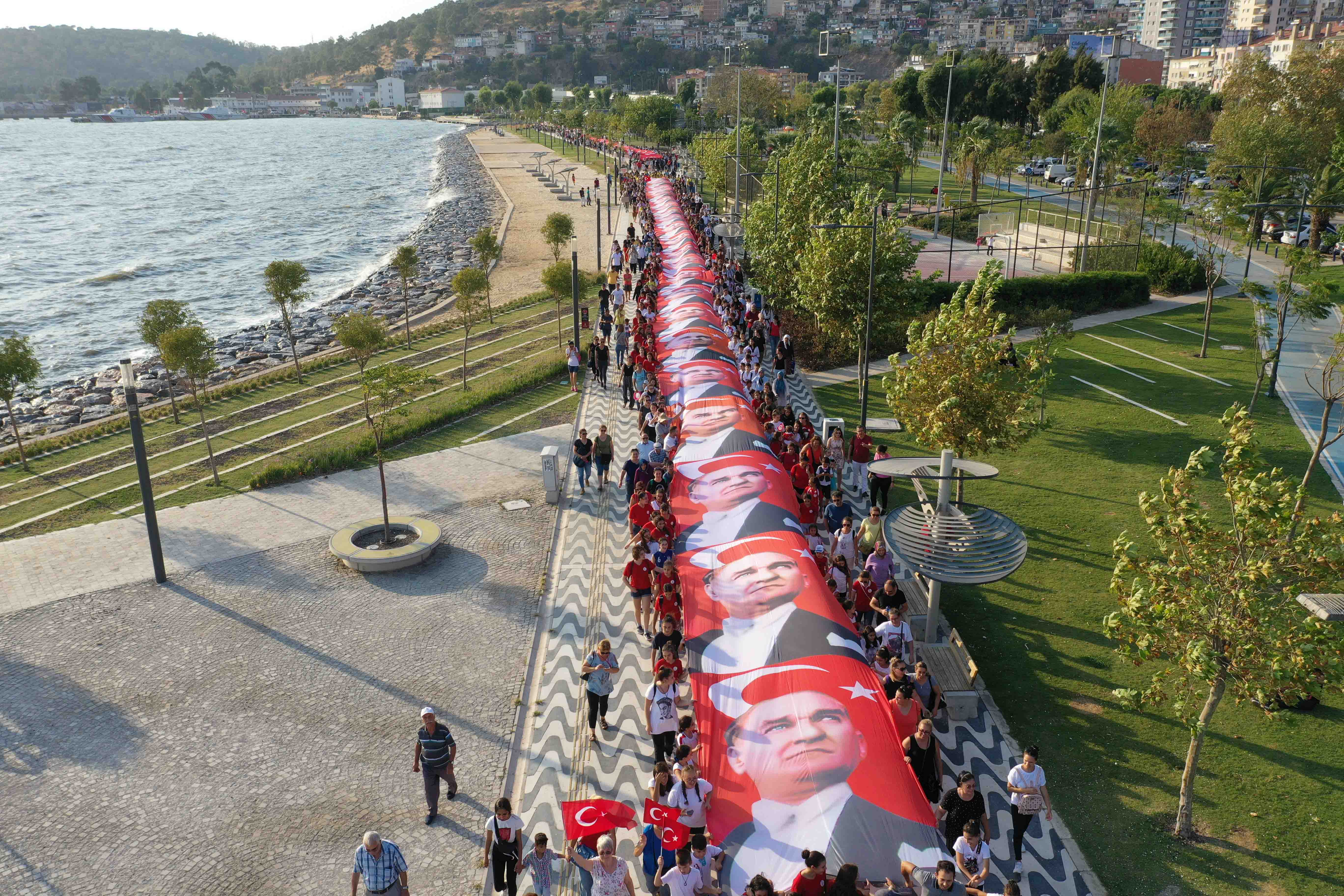 Bayraklı'da coşkulu 30 Ağustos töreni