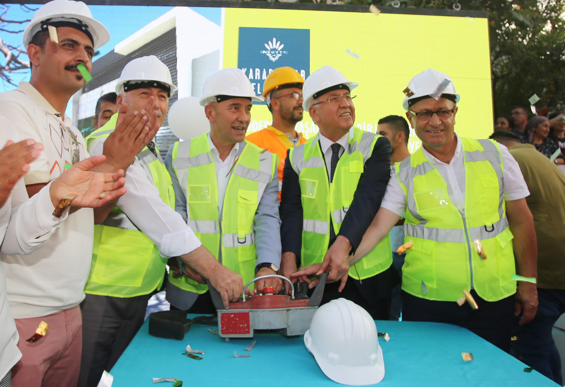 Karabağlar'da projeler tek tek hayata geçiyor... Limontepe'de 17. semt merkezinin temeli atıldı