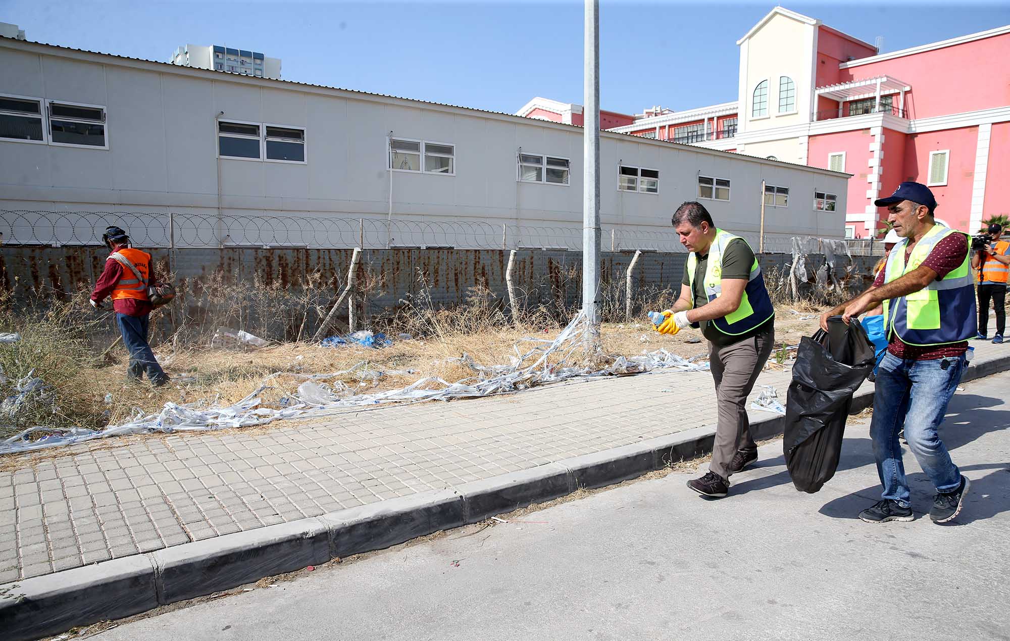 Başkan Tugay, eldiveni taktı temizlik seferberliğini başlattı