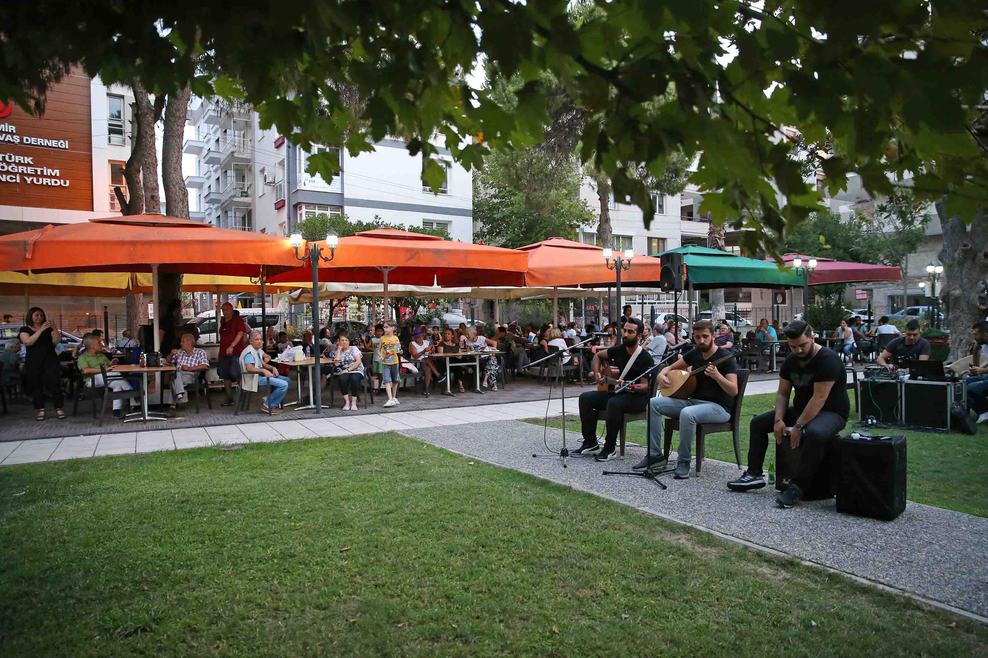 Karşıyakalılara indirim müjdesi... Belediye bünyesindeki işletmelerde zam yok indirim var!