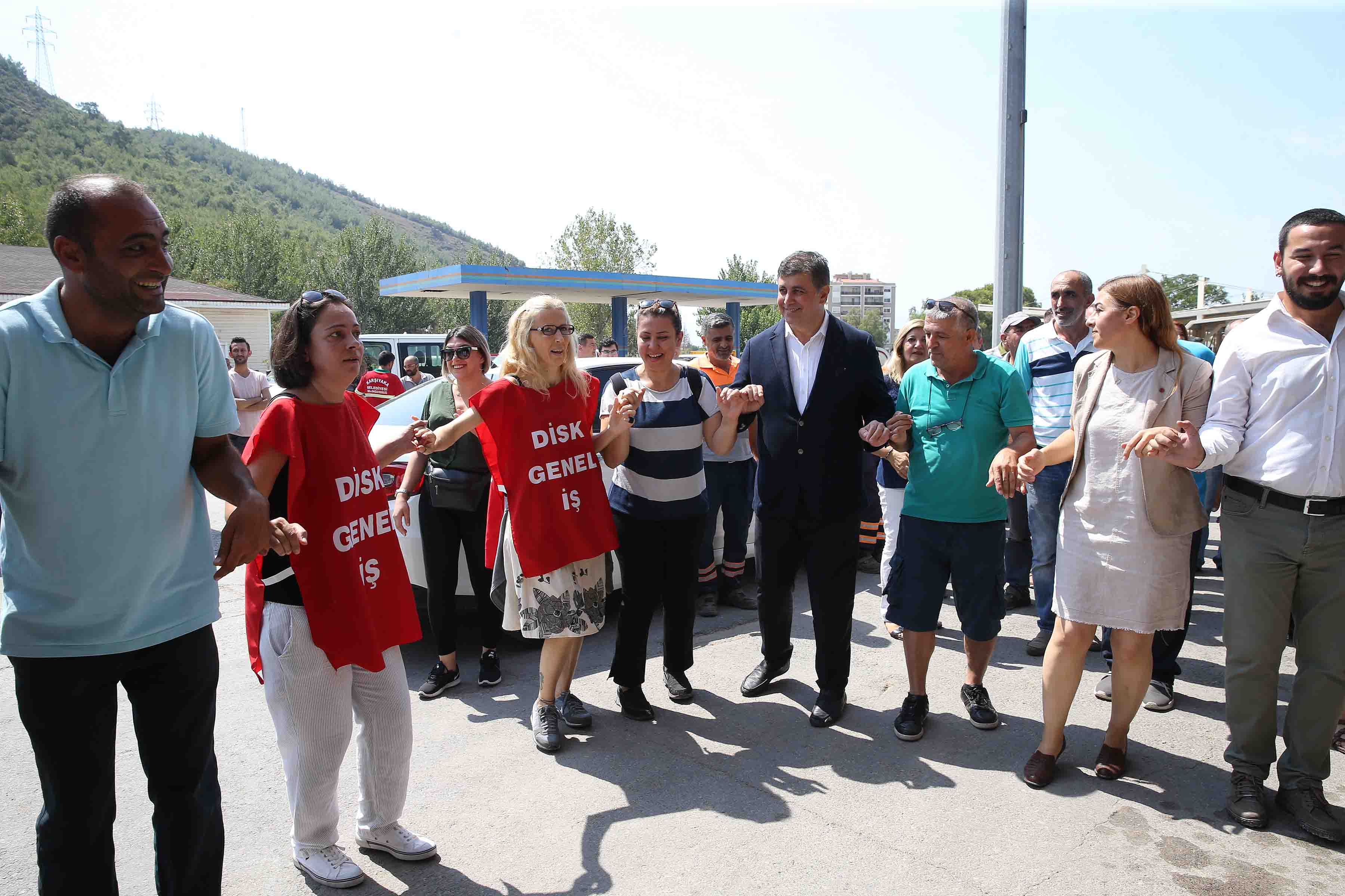 Başkan Tugay ve işçilerden ‘toplu sözleşme’ halayı