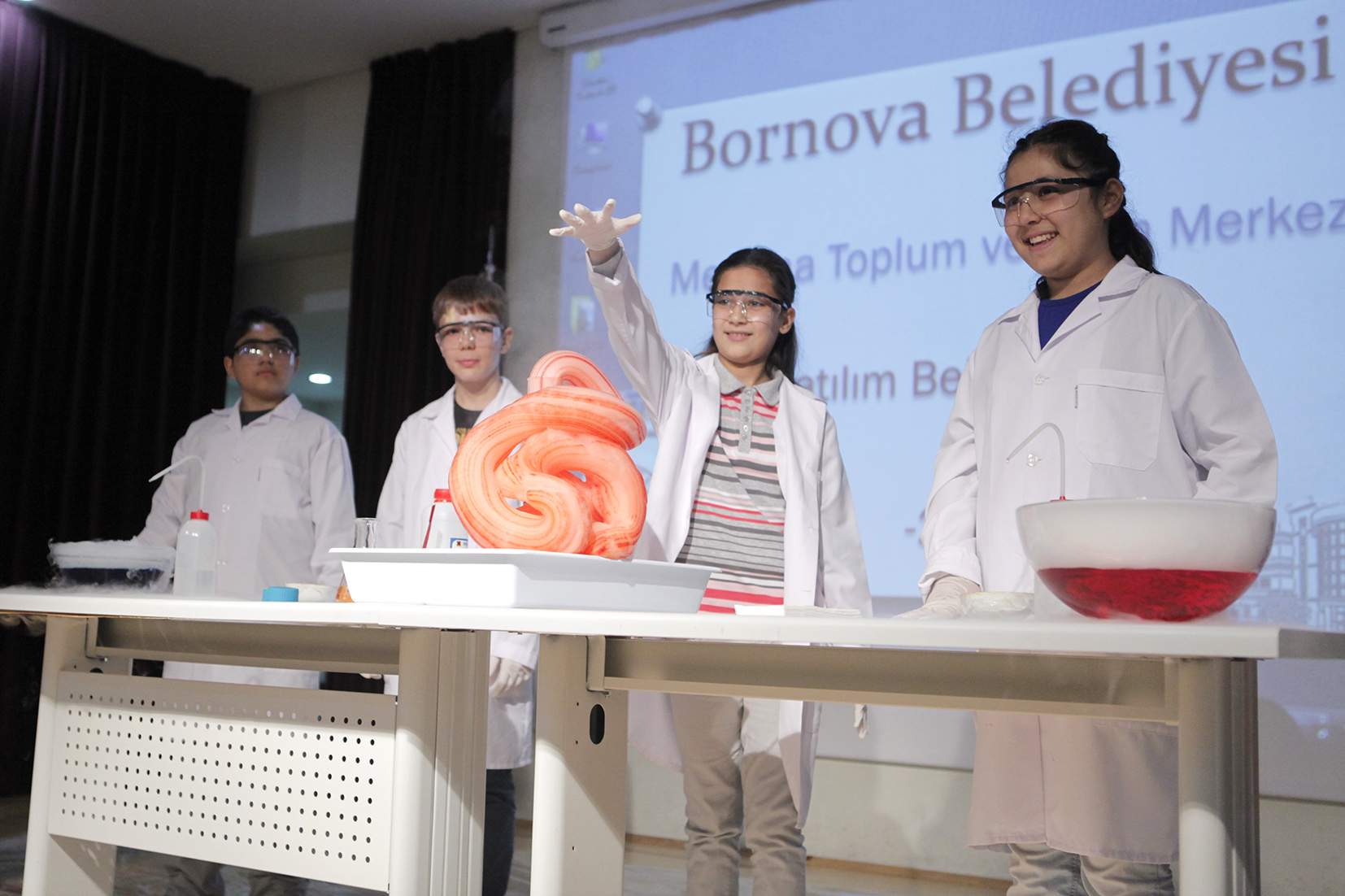 Bornova'da çocuklar, hem eğleniyor hem de bilim öğreniyorlar