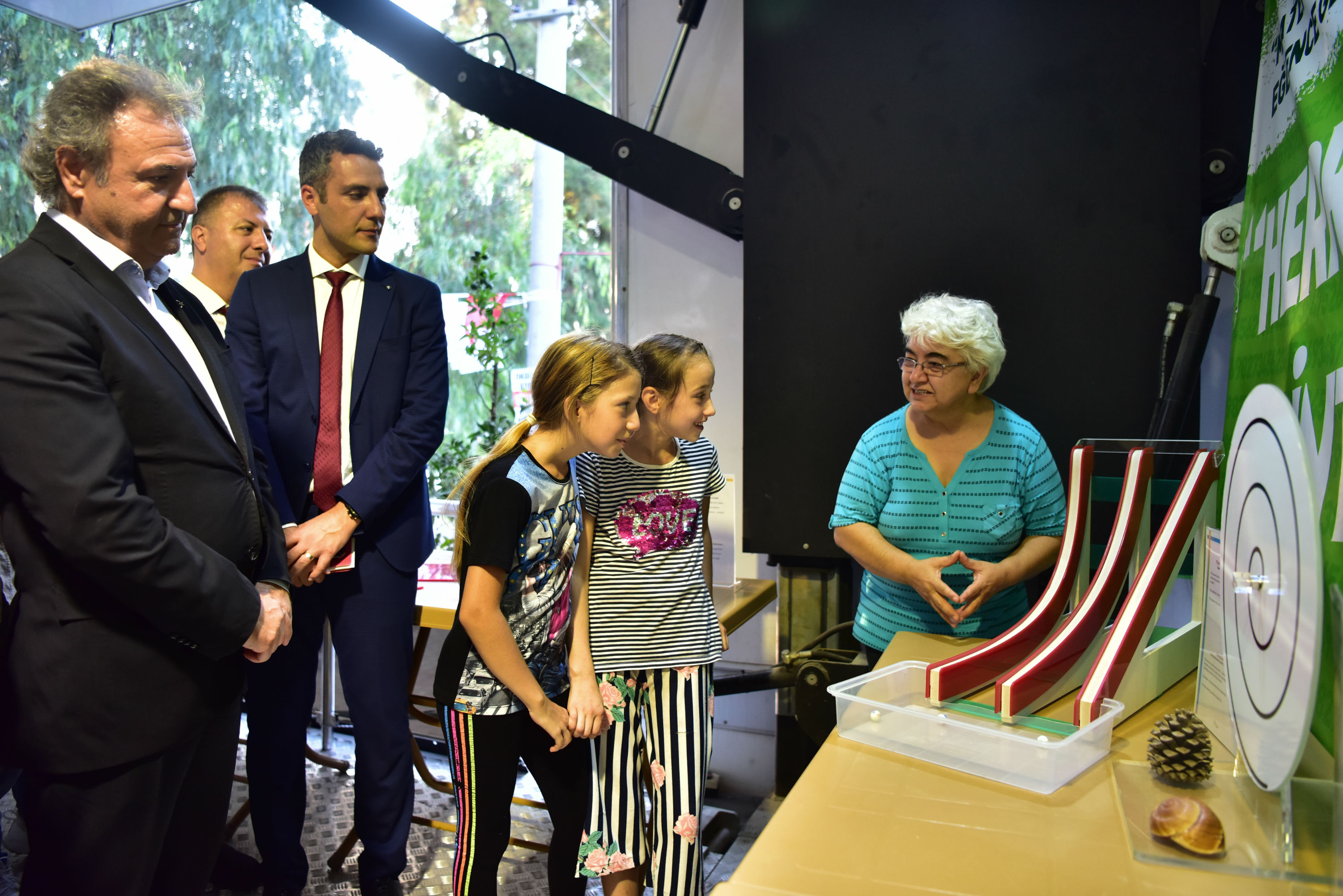 'Herkes için Matematik' tırı Bornovalı çocuklarla buluştu