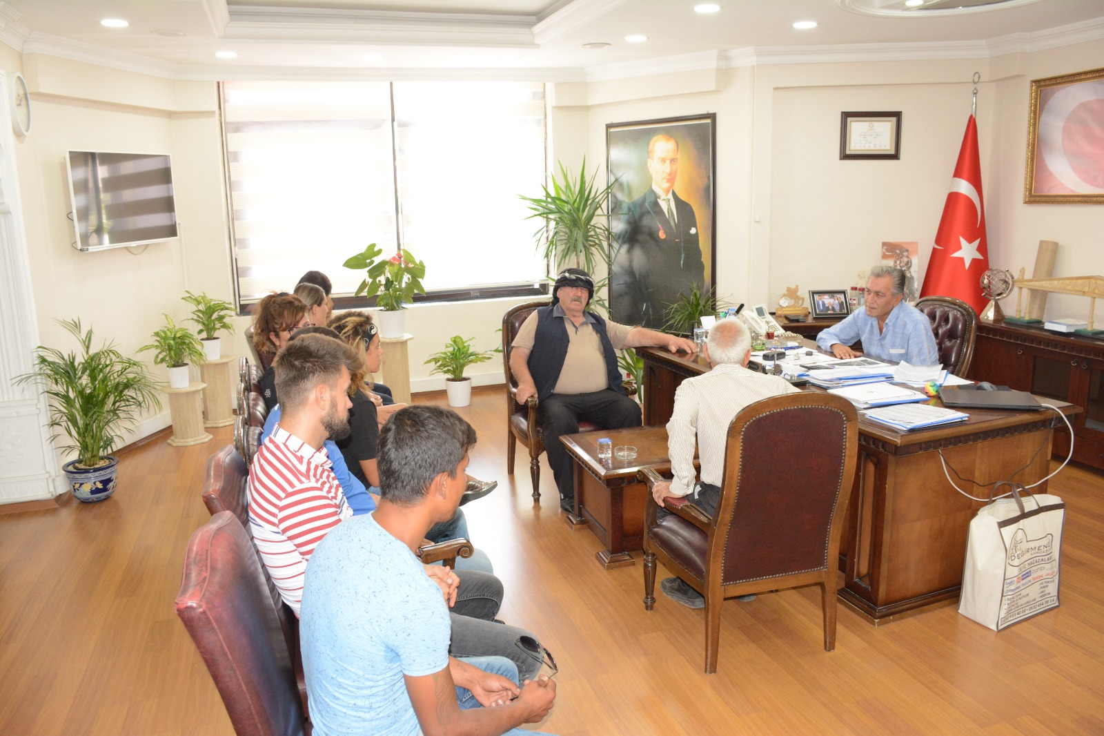 Başkan Uygur, makamında vatandaşın sorunlarını dinliyor