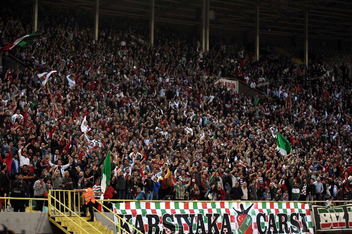 Karşıyakalı taraftarlardan örnek davranış... Orman yangınlarına kayıtsız kalmadılar!