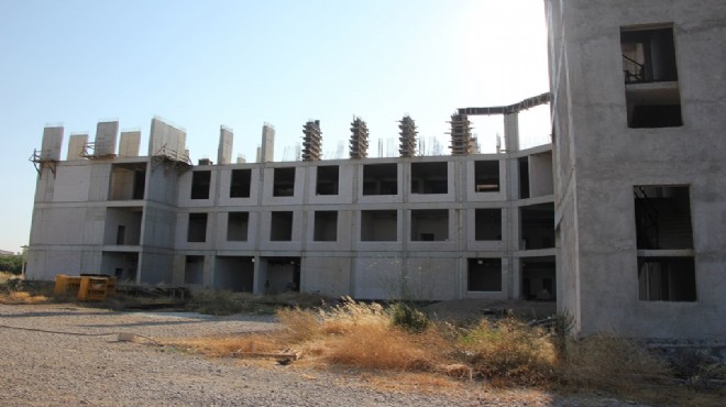 Menderes'te inşaatı yarım kalan devlet hastanesi ilgili belirsizlik sürüyor...Konu Bakan Koca'ya taşındı