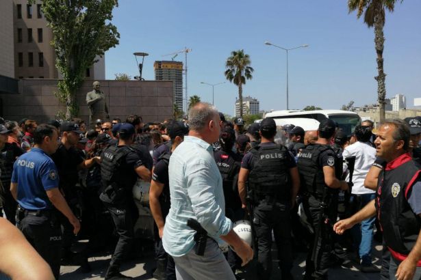 İzmir'de kayyum protestosuna saldırı: 26 avukat gözaltına alındı