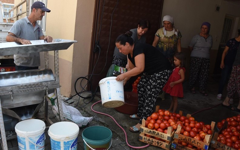 Selçuk'ta salçaya Başkan Sengel yardımı