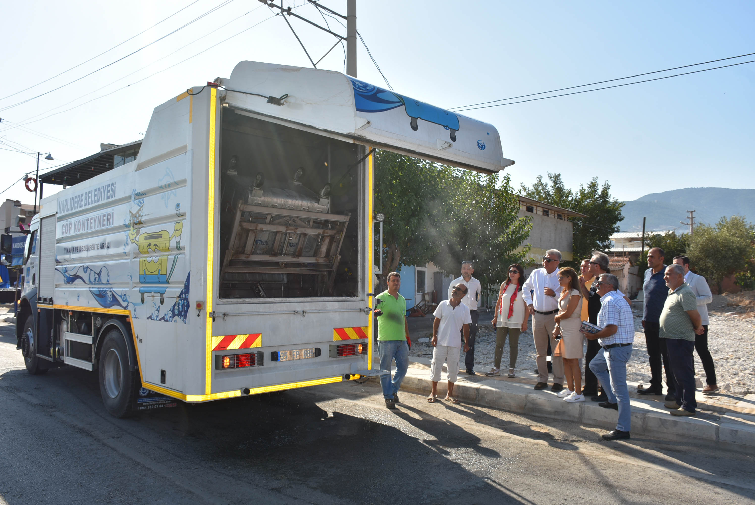 Narlıdere Belediyesi'nden çöp kutularına özel bakım