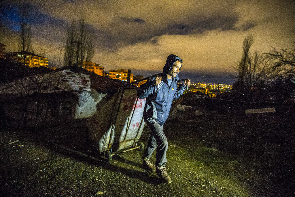 Çöpten ambalaj toplayan Romanların tek isteği: Sigorta ve düzenli maaş